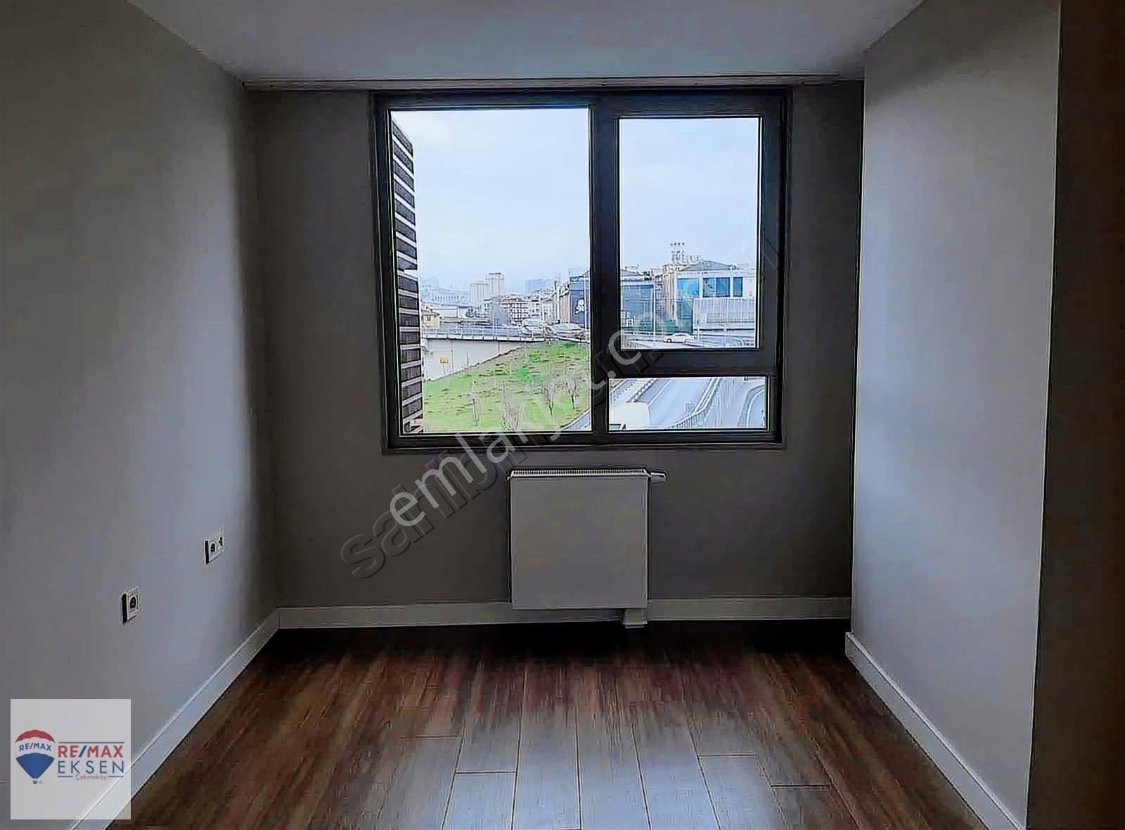 Emine Göktürk,den İnistanbul,da Büyük Havuz Cephe 1+1
