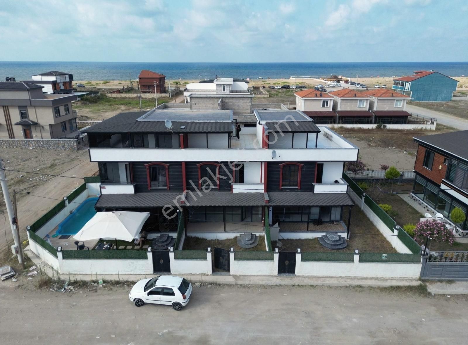 Karasu Sahilde Deniz Manzaralı Sıfır Satılık 3+1 Villa