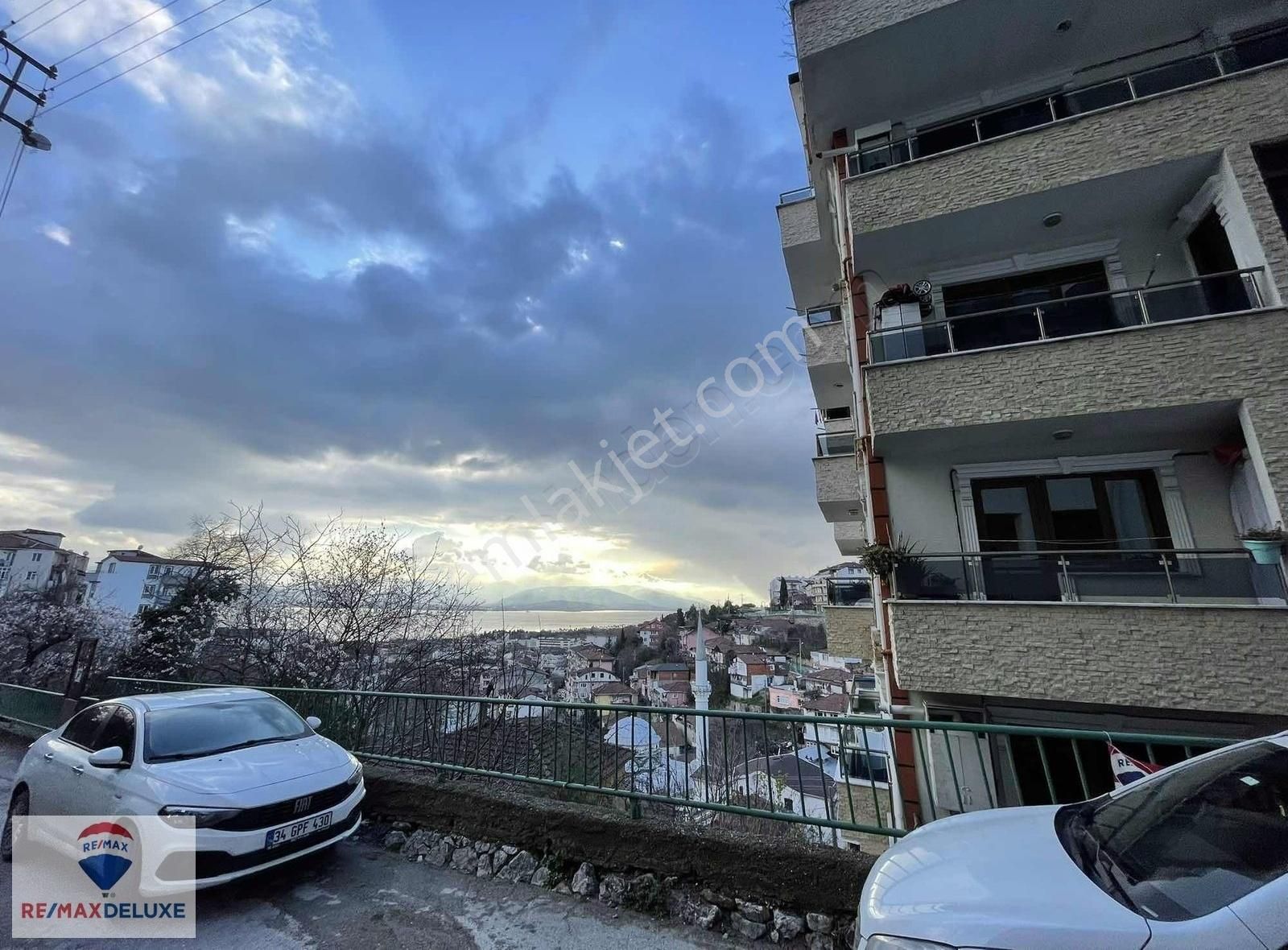 İzmit Turgutta 2+1 Arakat Çarşıya Yürüme Mesafesi Manzaralı