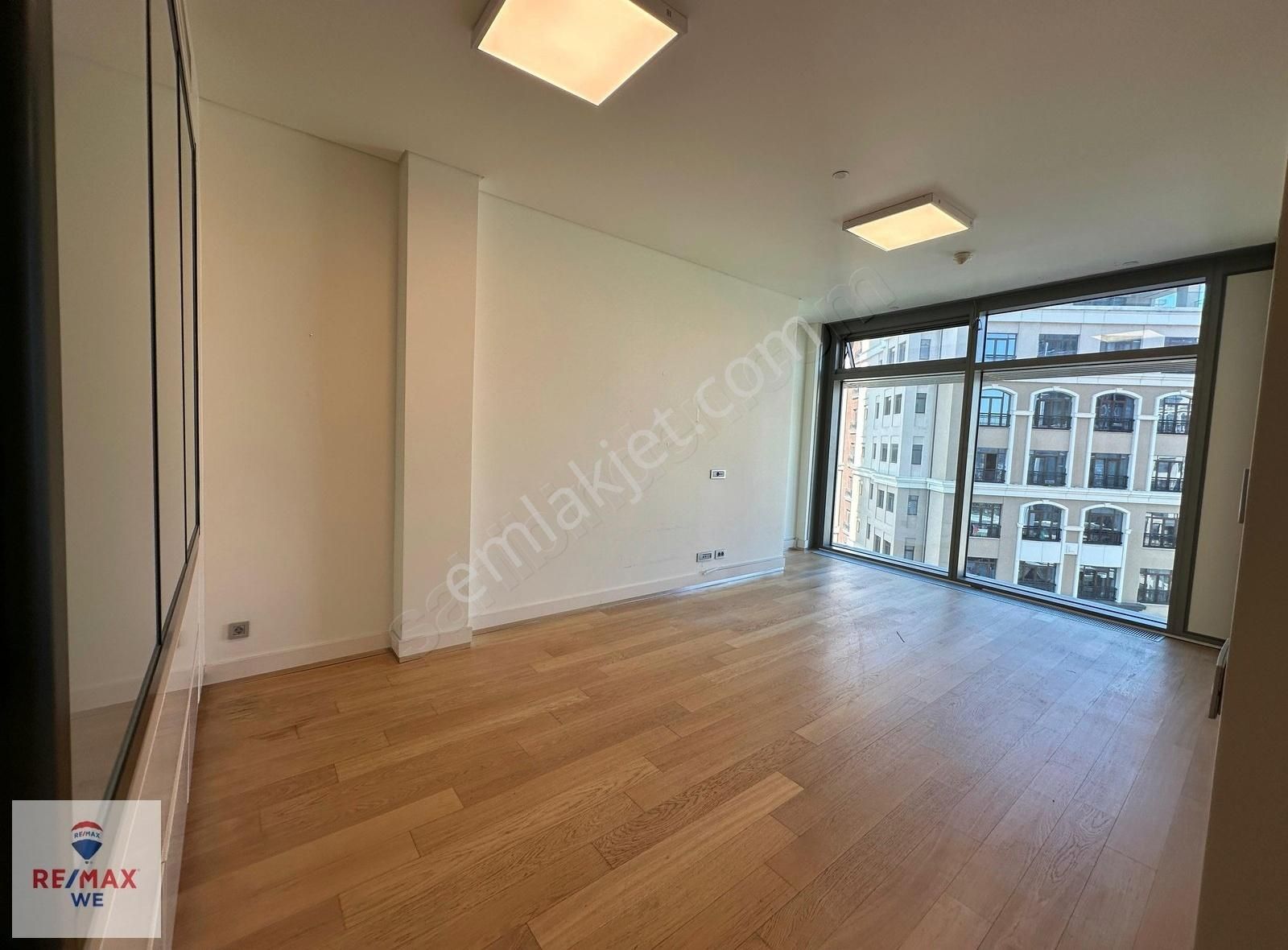 Remax We- Emaar Square Kiralık, Kapalı Mutfaklı 2+1 Ofis