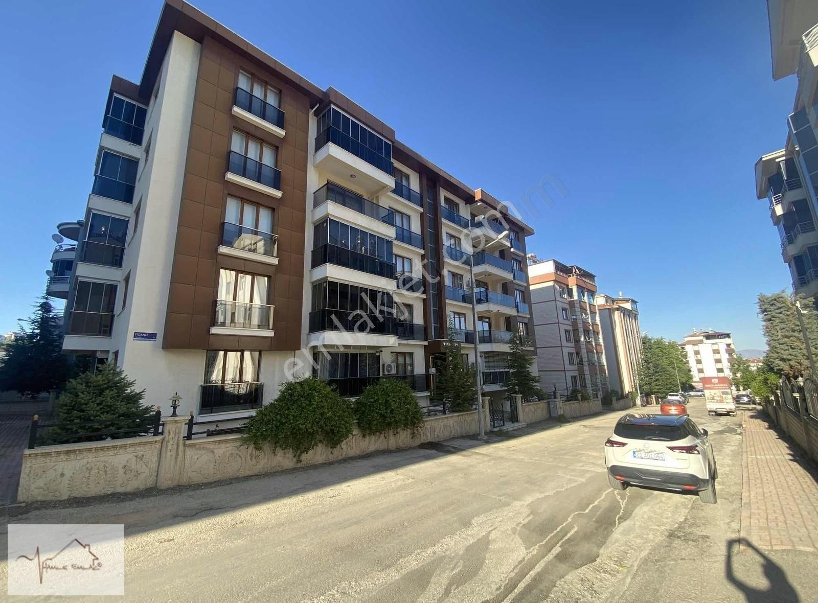 Cumhuriyet Mahallesinde Satılık 4+1 İyi Konumlu Daire