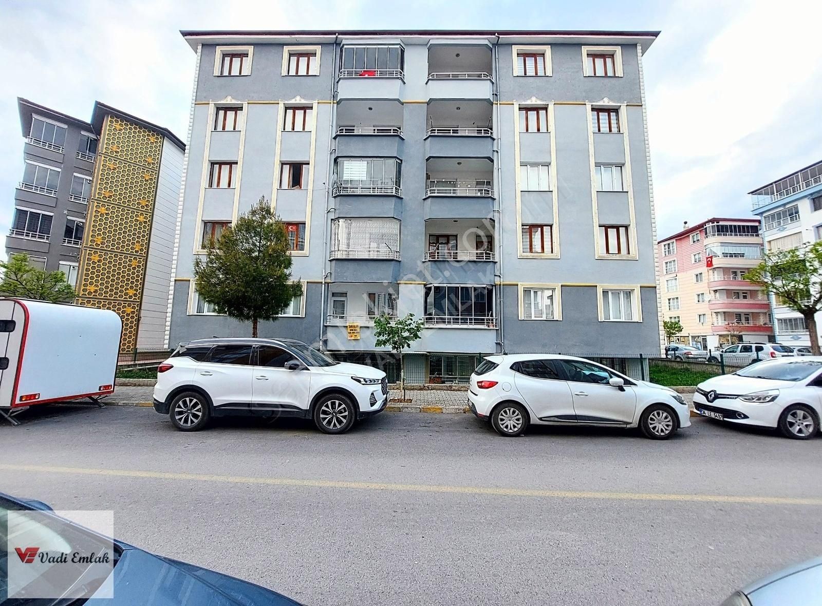 Vadi Emlak'tan Muhteşem Konumlu 145 M2 Satılık 3+1 Ara Kat Daire