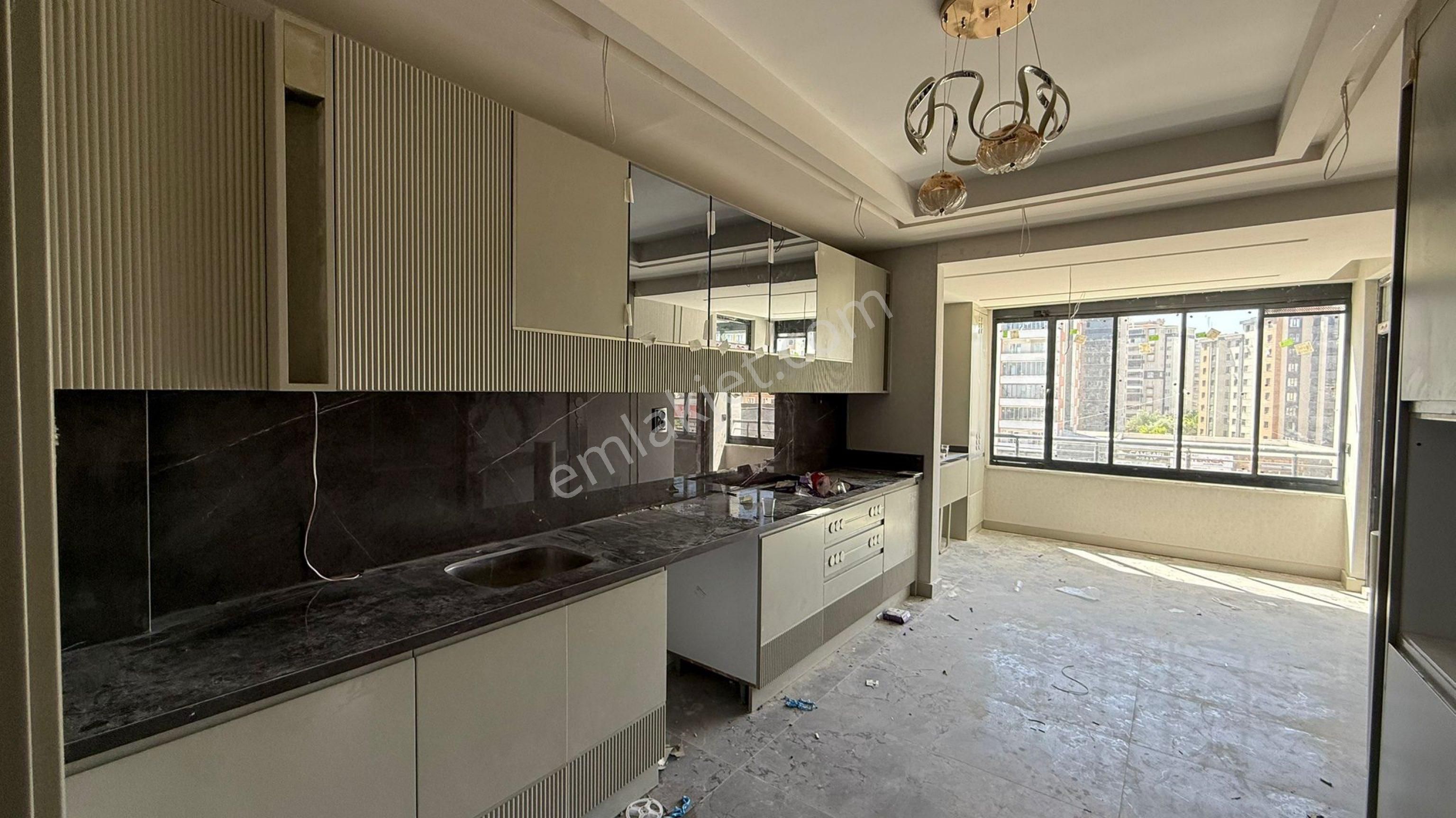 Fıstıklık Mahallesi Yol Üstü Satlık3,5+1 Daireler