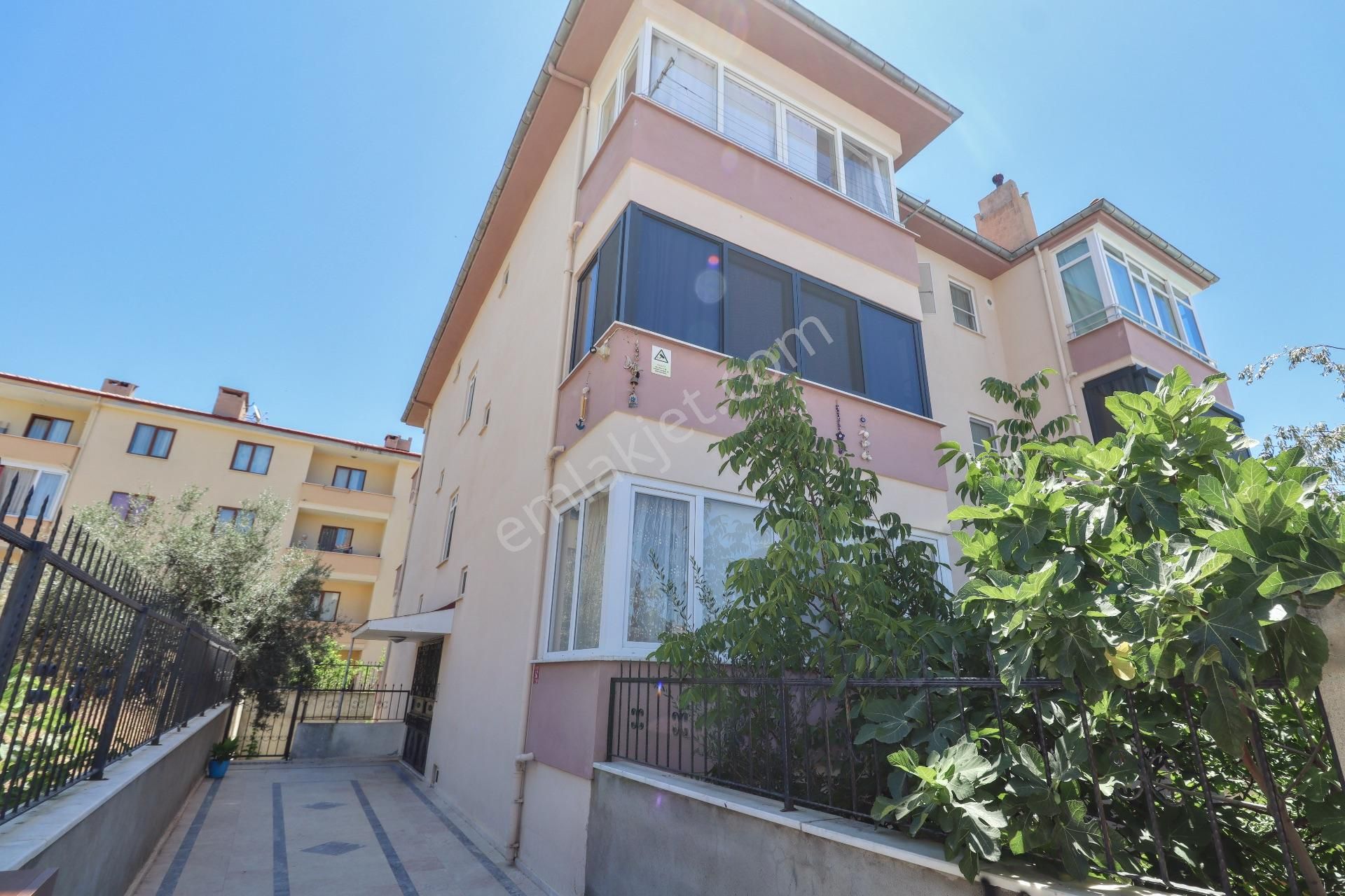 Mahmut İşler'den Merkezde Geniş Balkonlu Satılık 2+1 Daire
