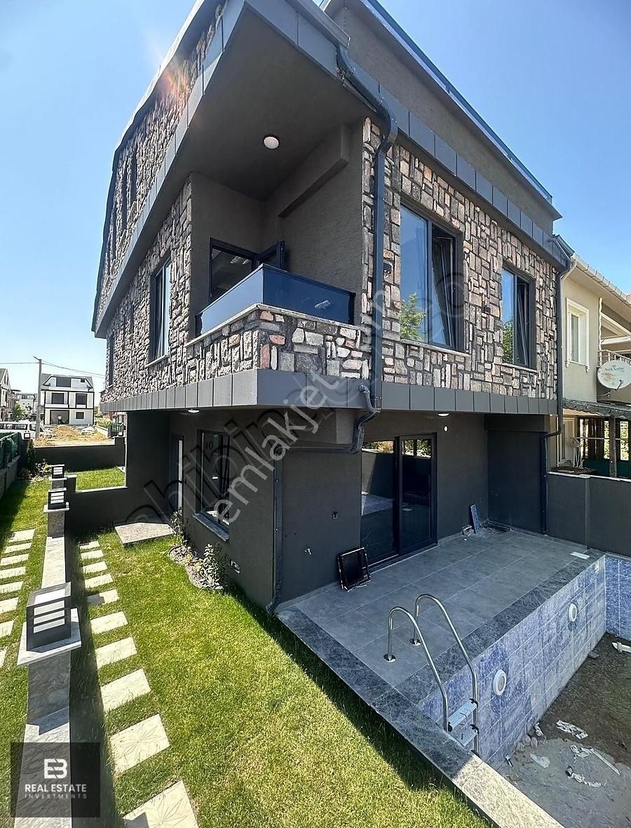 Sakarya Kocaali'de 3+1 Havuzlu Lüks Satılık Tripleks Villa