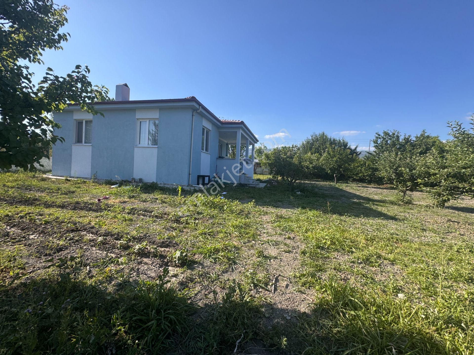 Emirseyitte Anayol Üzerinde 2945m2 İçerisinde 2+1 Evi Olan