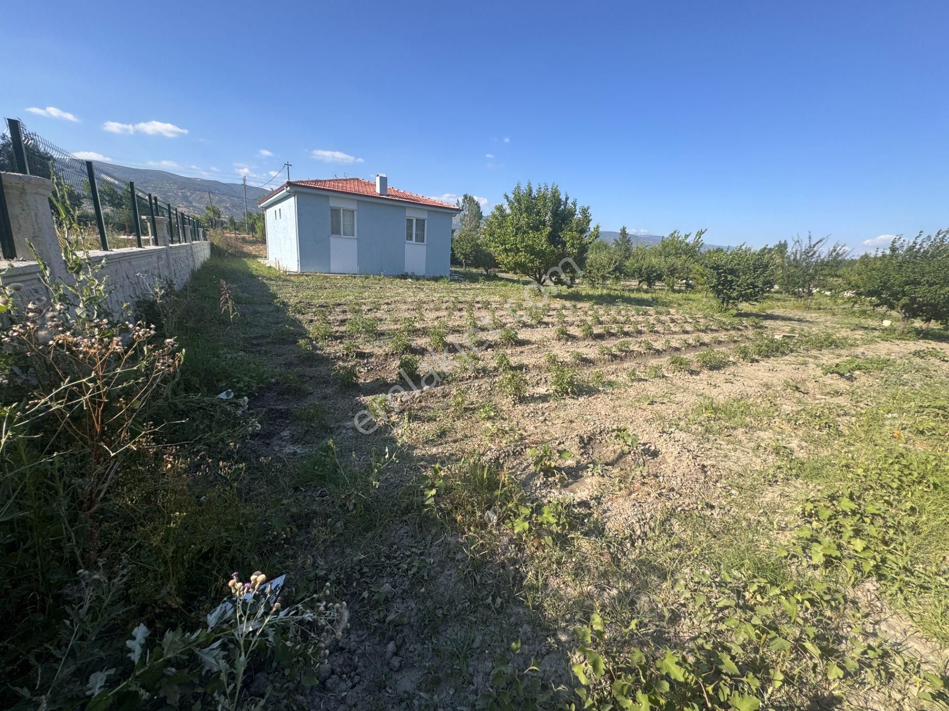 Emirseyitte Anayol Üzerinde 2945m2 İçerisinde 2+1 Evi Olan - Görsel 3