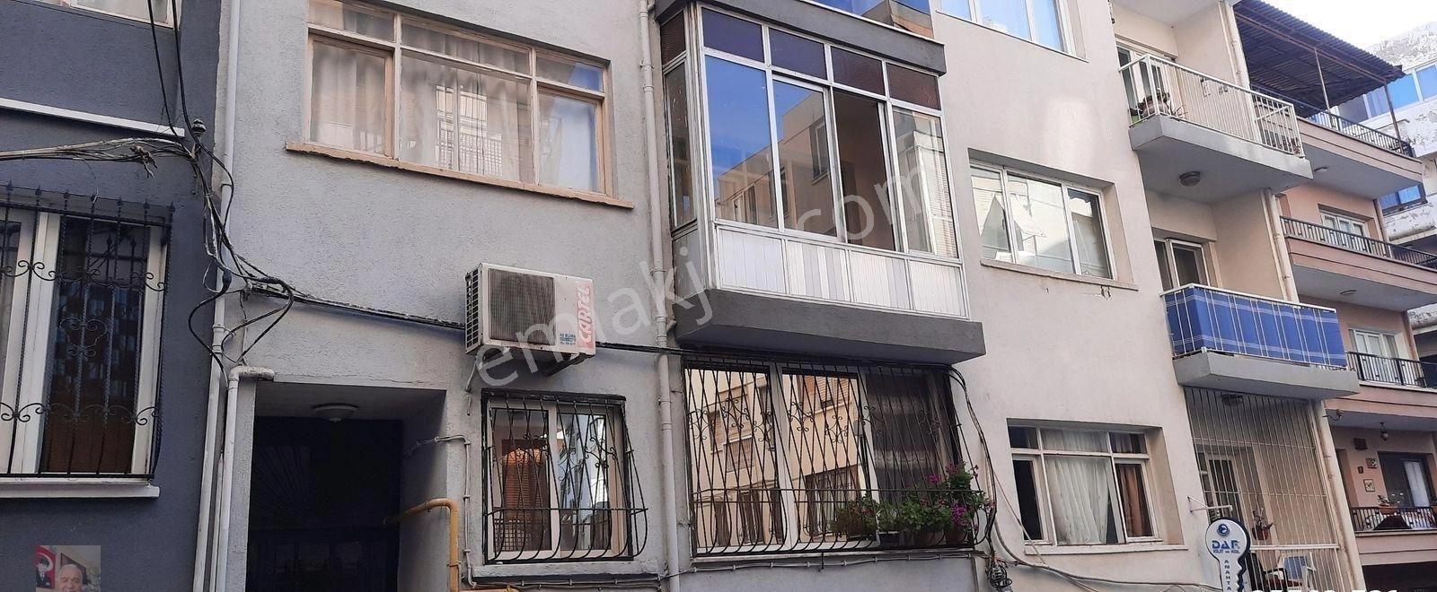 İzmir'in Gözde Semti Gözte'de Ana Caddeye 50m. Sahile 100m 1. Kat Satılık