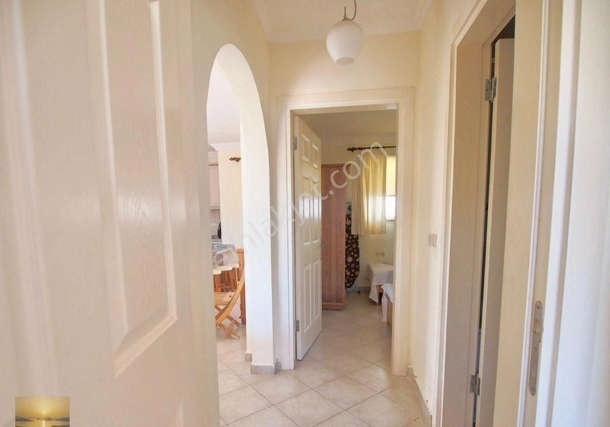 Büyük Köşe Bahçeli Satılık Ev Özel Plajlı Sitede İngilizden Acil - Görsel 3