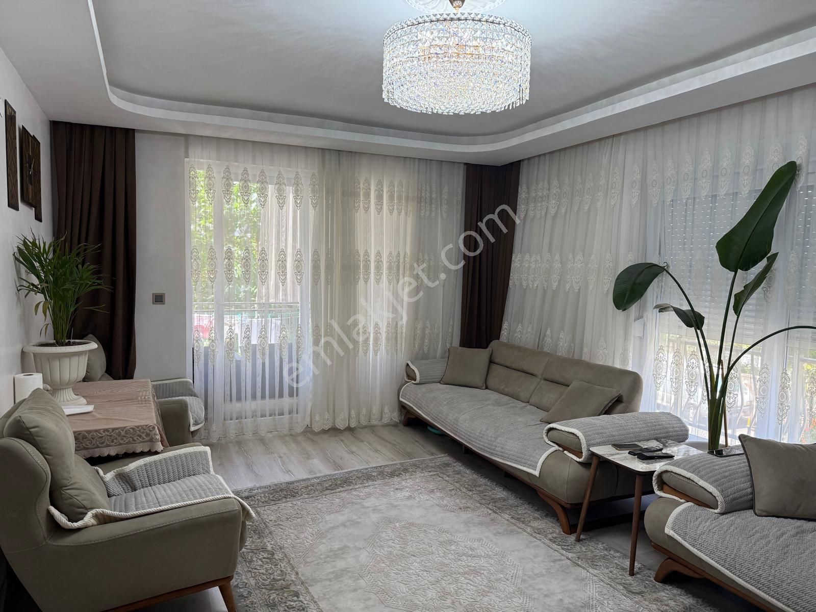 Kızıltoprak Şehitler Parkı Yakını Katta Kombili Geniş 2+1