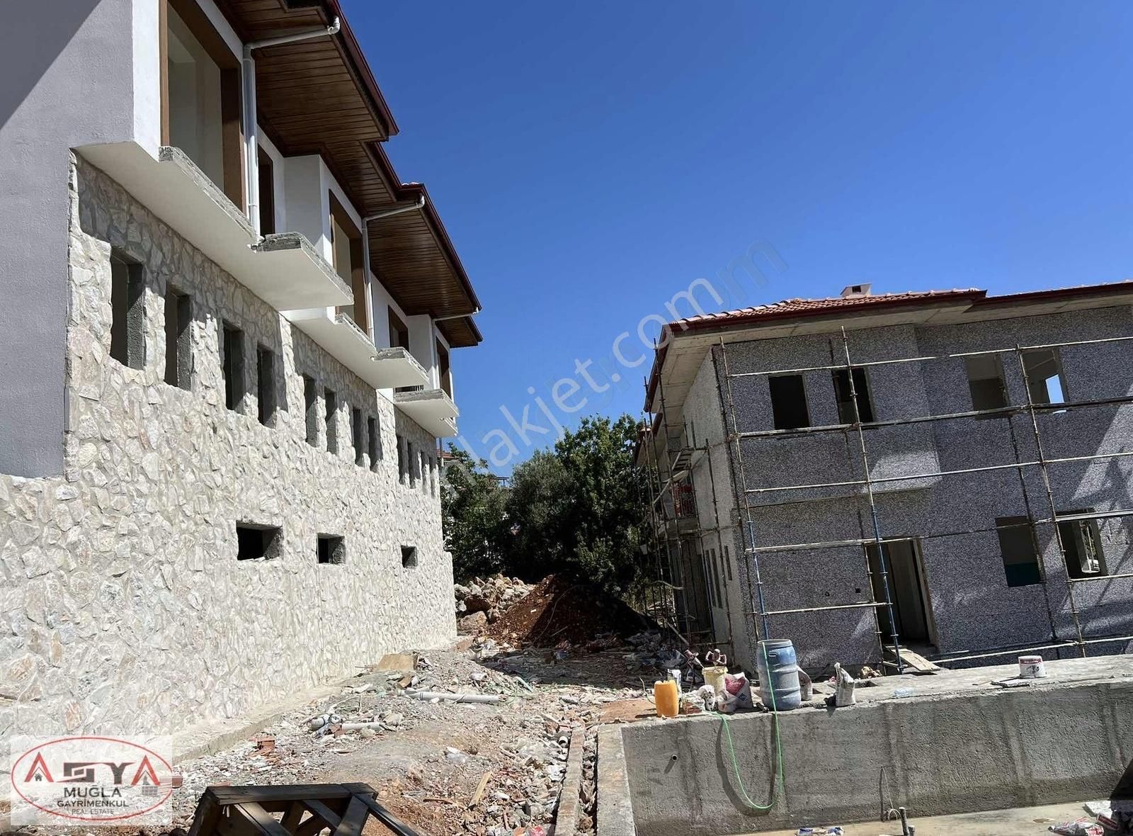 Sahile 3.5 Km Satılık 1+1 Ve 2+1 Daireler