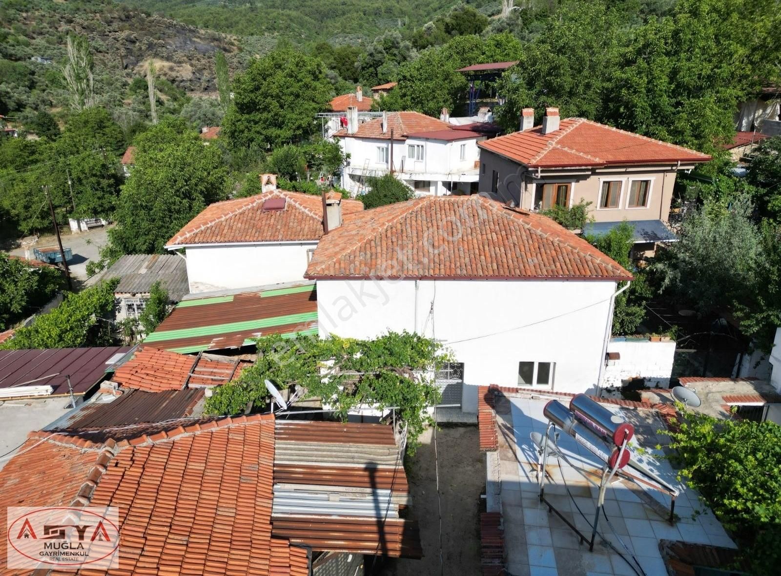 Yeşilyurtta Satılık Müstakil Taş Ev