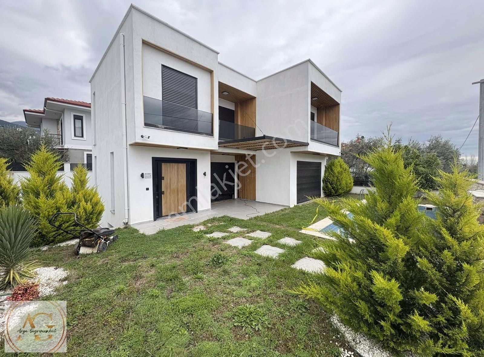 Arya'dan Güre'de 5+1 Havuzlu Saunalı Tam Bağımsız Villa