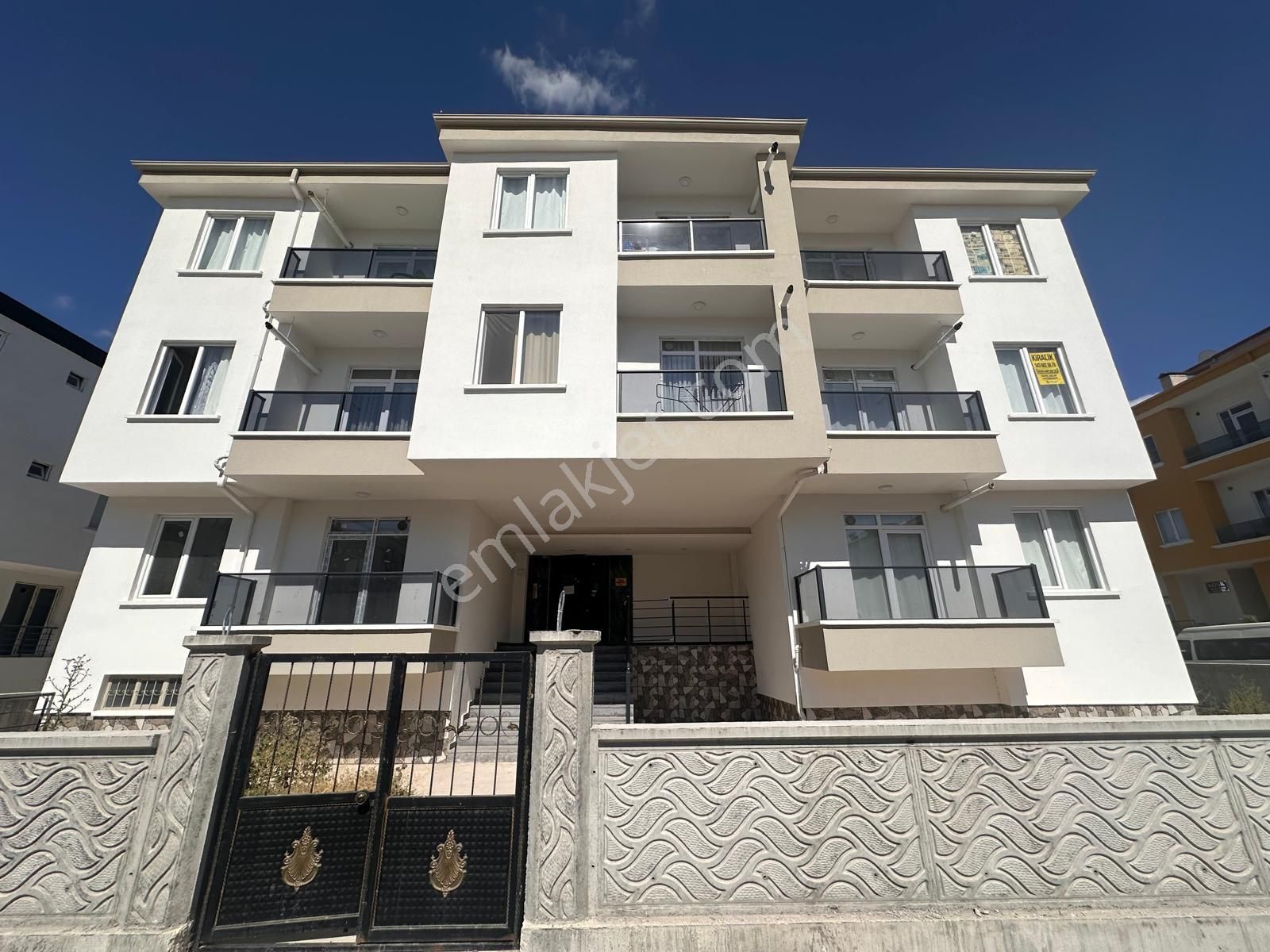 Taşpınar Gayrimenkul'den Satılık Üniversite Bölgesinde 1+1 Eşyalı Balkonlu Ara Kat