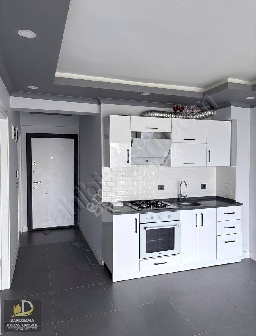 Bandırma Detay Emlak'tan Cadde Üzeri Plaza'da Kiralık 1+1 Daire