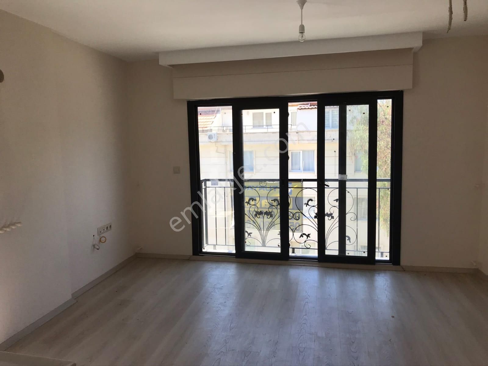 Kuşadasında Marinaya 300 Mt Acil Satılık 1+1 Daire