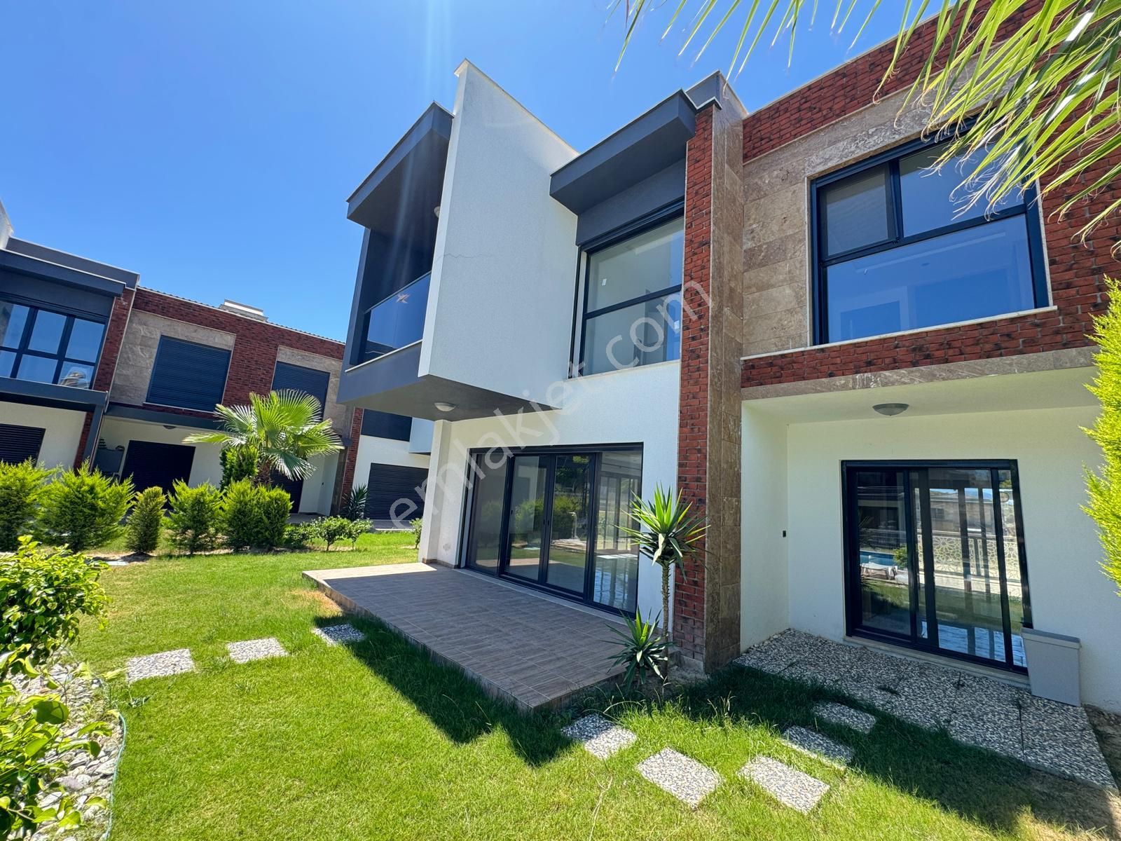 Kuşadası Merkezde Doğalgazlı Havuzlu Sitede Satılık Lüks Villa