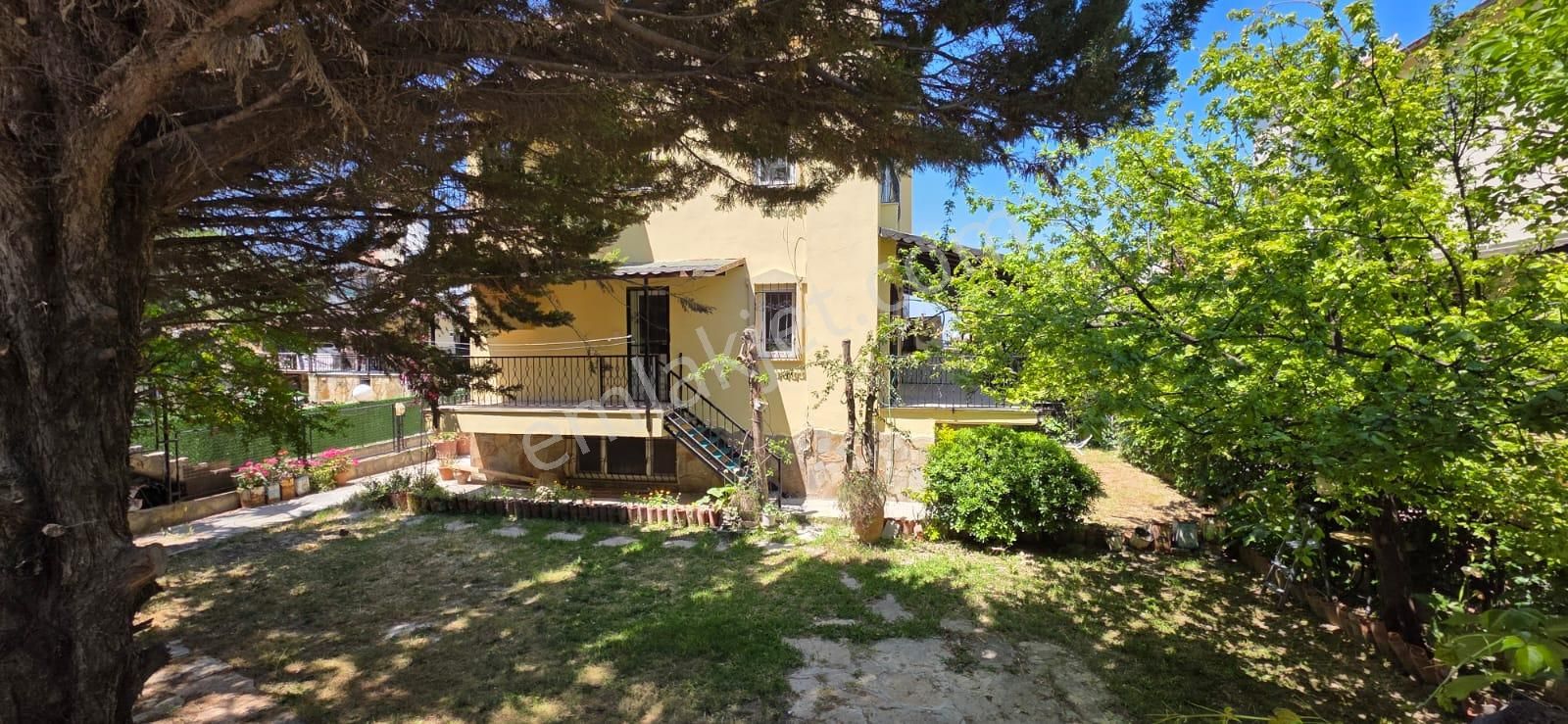 Kuşadası 'nda Satılık 4+1 Bahçeli Villa