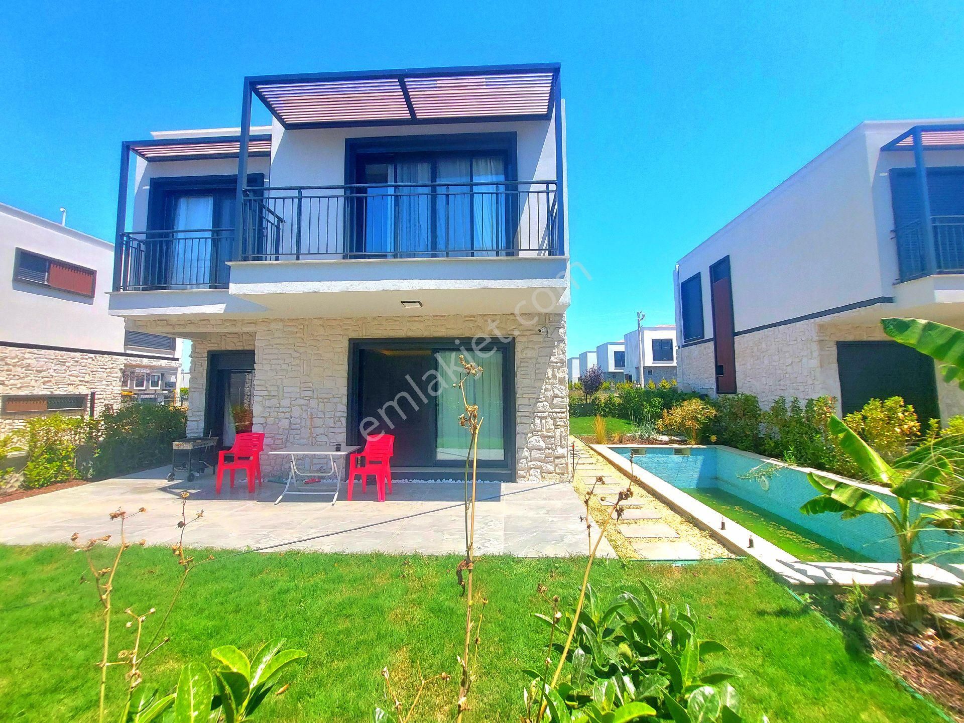 Kuşadasında Plaja Yakın Özel Havuzlu Tek Müstakil 4+1 Villa