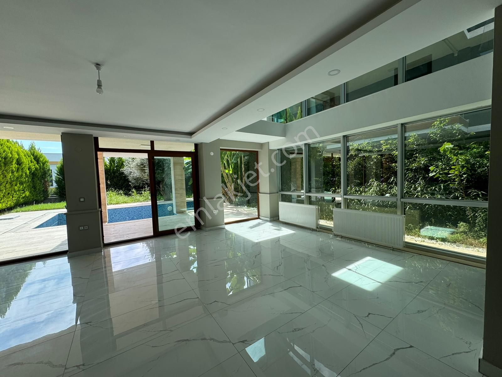 Kuşadası Merkezi Konumda 5+1 Doğalgazlı Özel Havuzlu Müstakil Villa