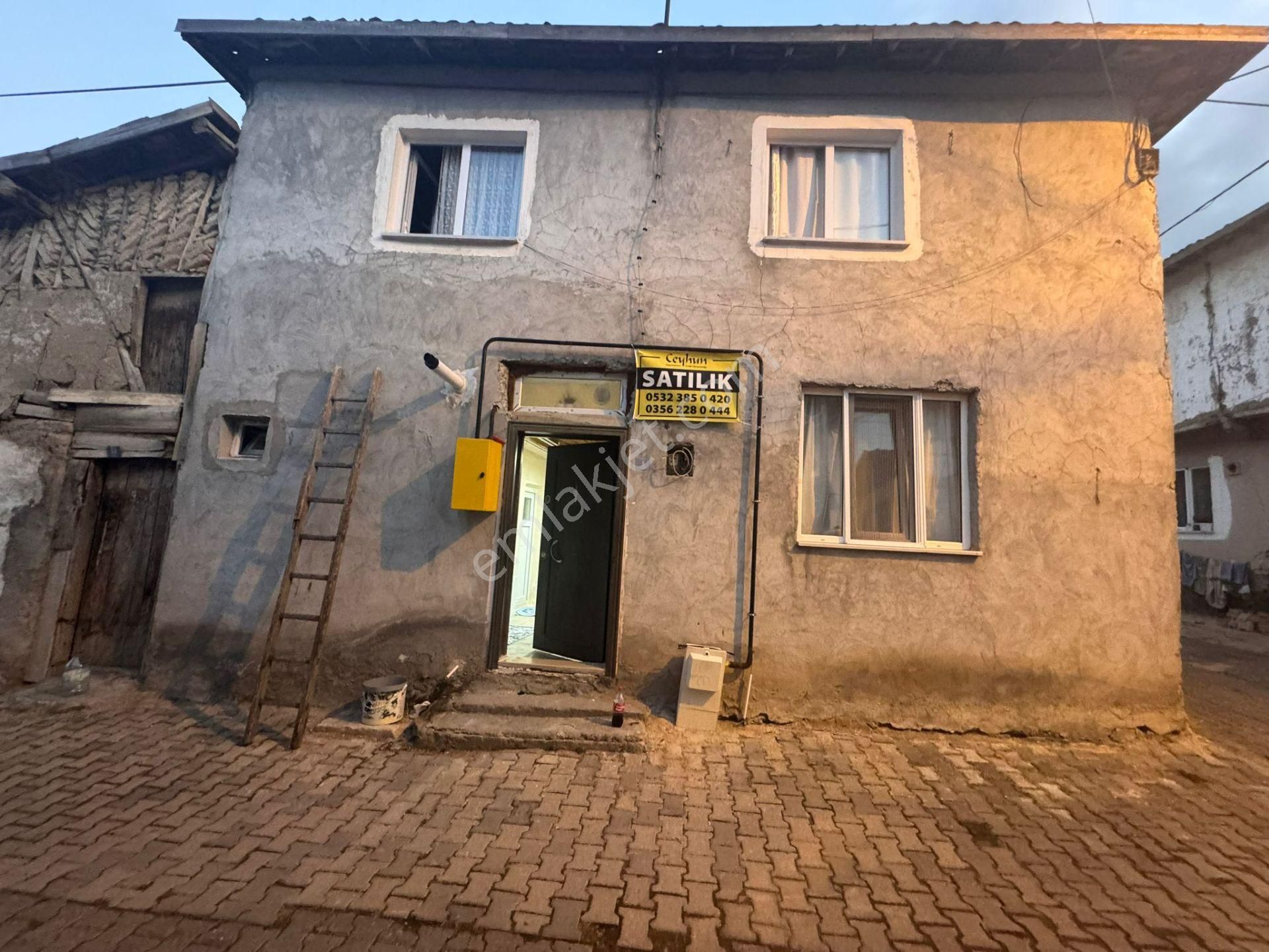 Geyras'da 33m2 Bahçeli 2 Katlı 3+1 Müstakil Satılık Bina