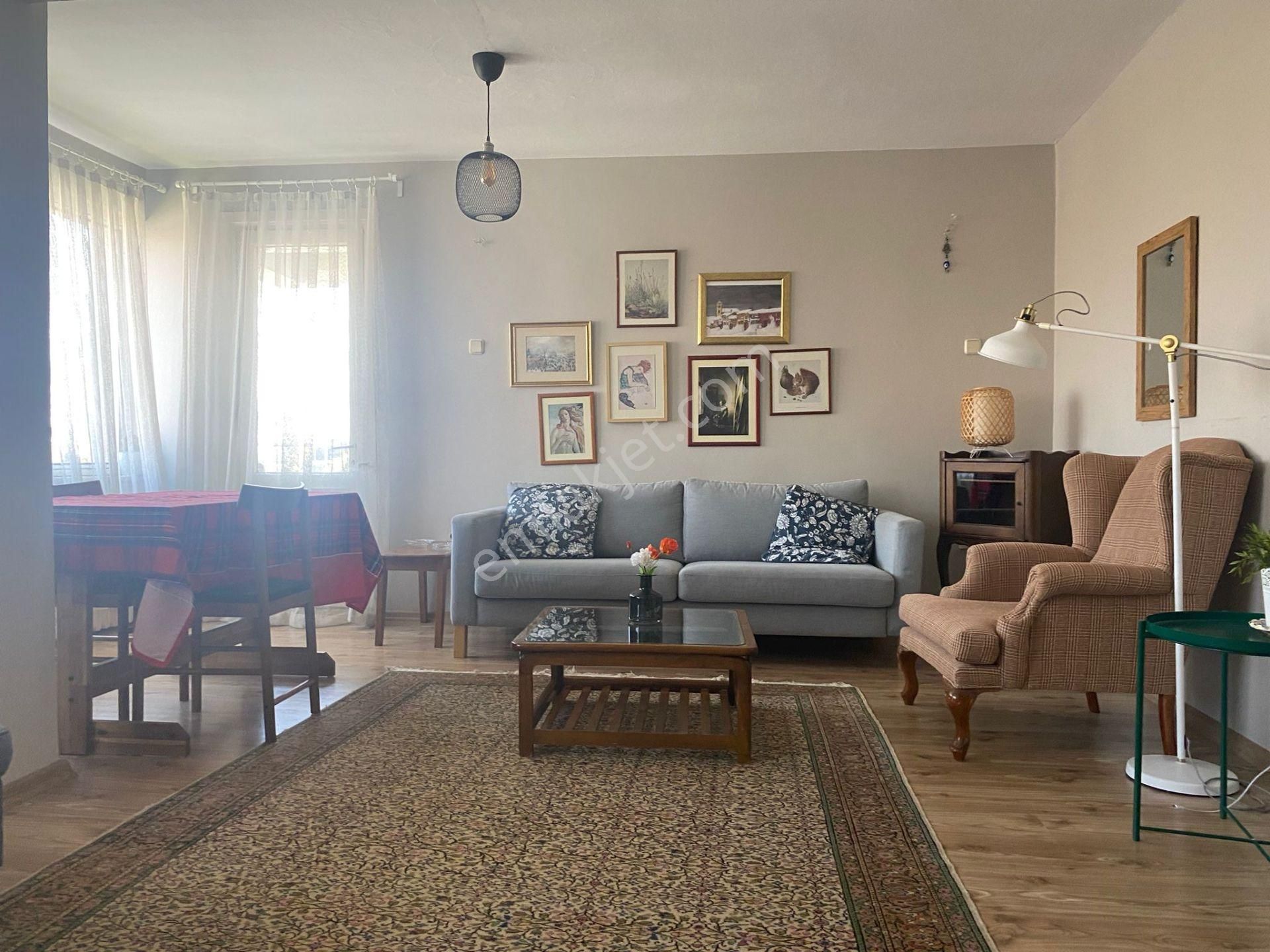 Nisbetiye Mahallesi Başa Sokakta Satılık 2+1 Daire