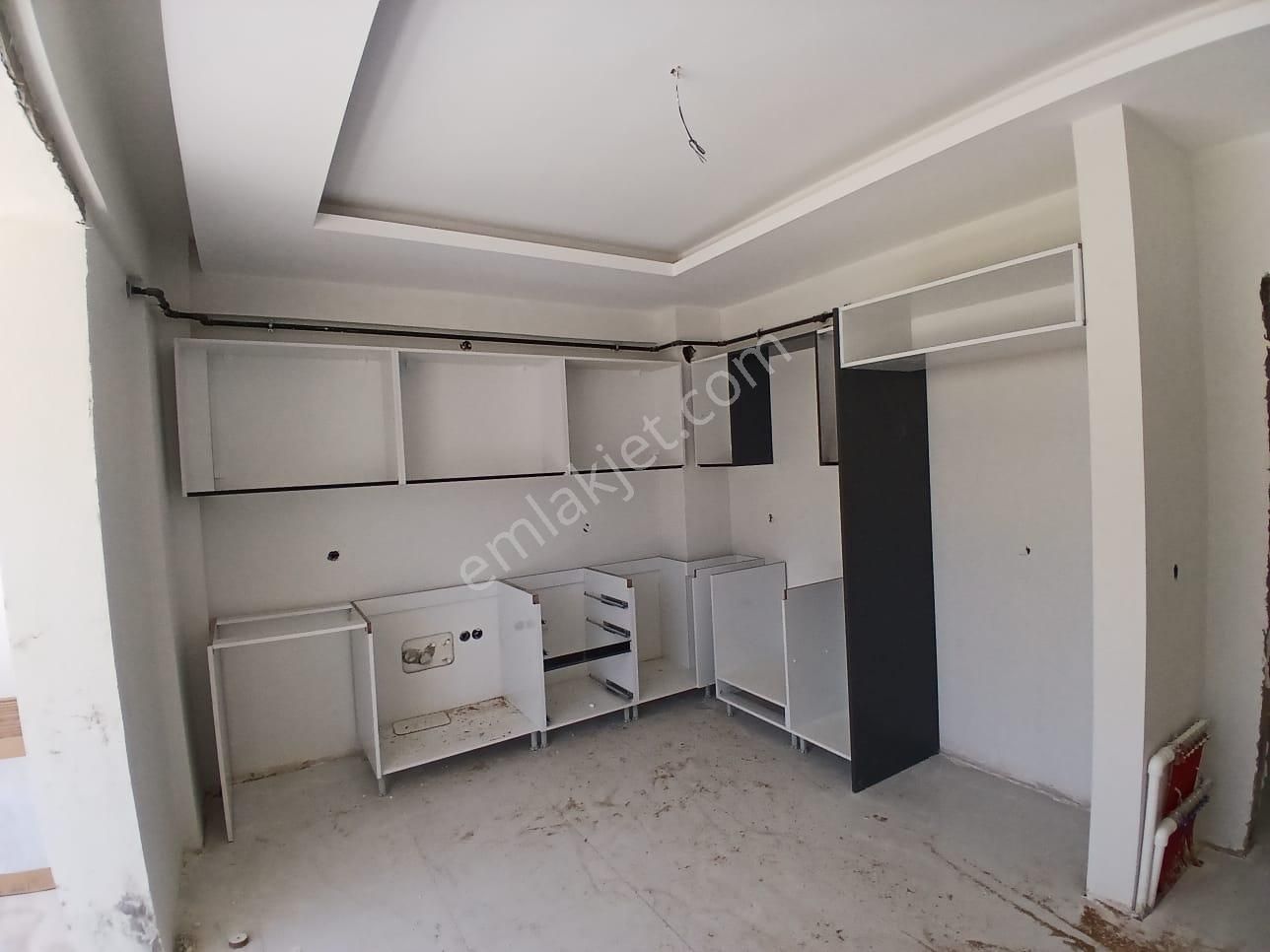 Akçay Emlak'tan Akşehir Yarenler Mahallesinde Garajlı Satılık Sıfır 2+1 Daire