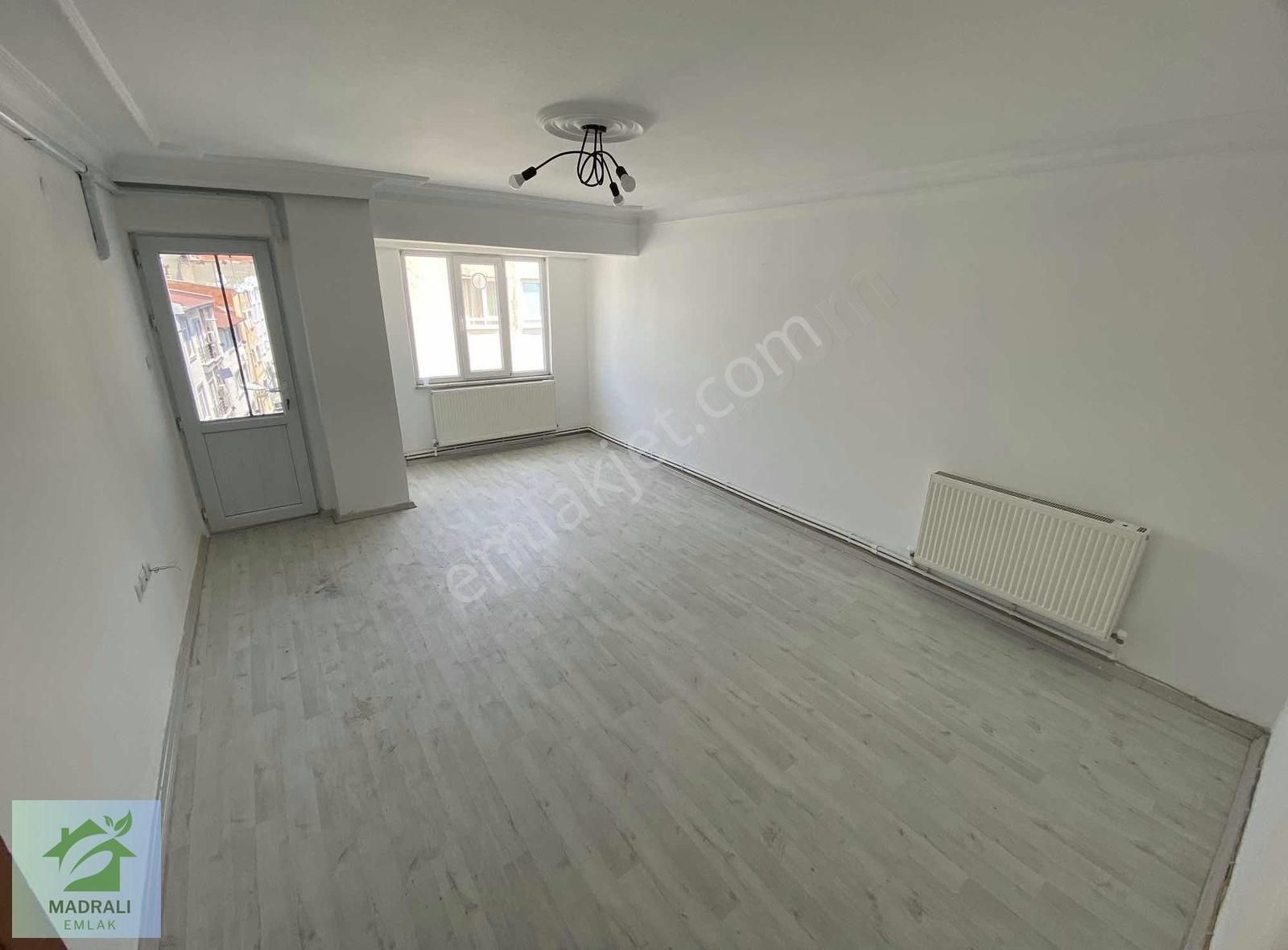 Madralıdan Edremit Cumhuriyette Satılık 3+1 Daire
