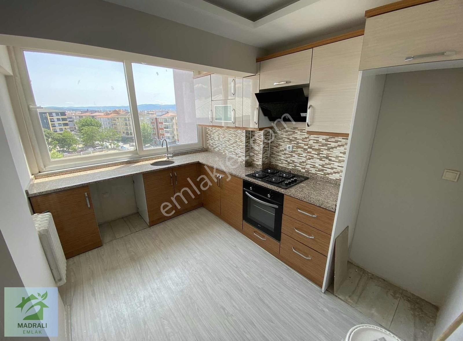 Madralı Emlaktan Edremit Çarşı Merkezinde Satılık 2+1 Daire