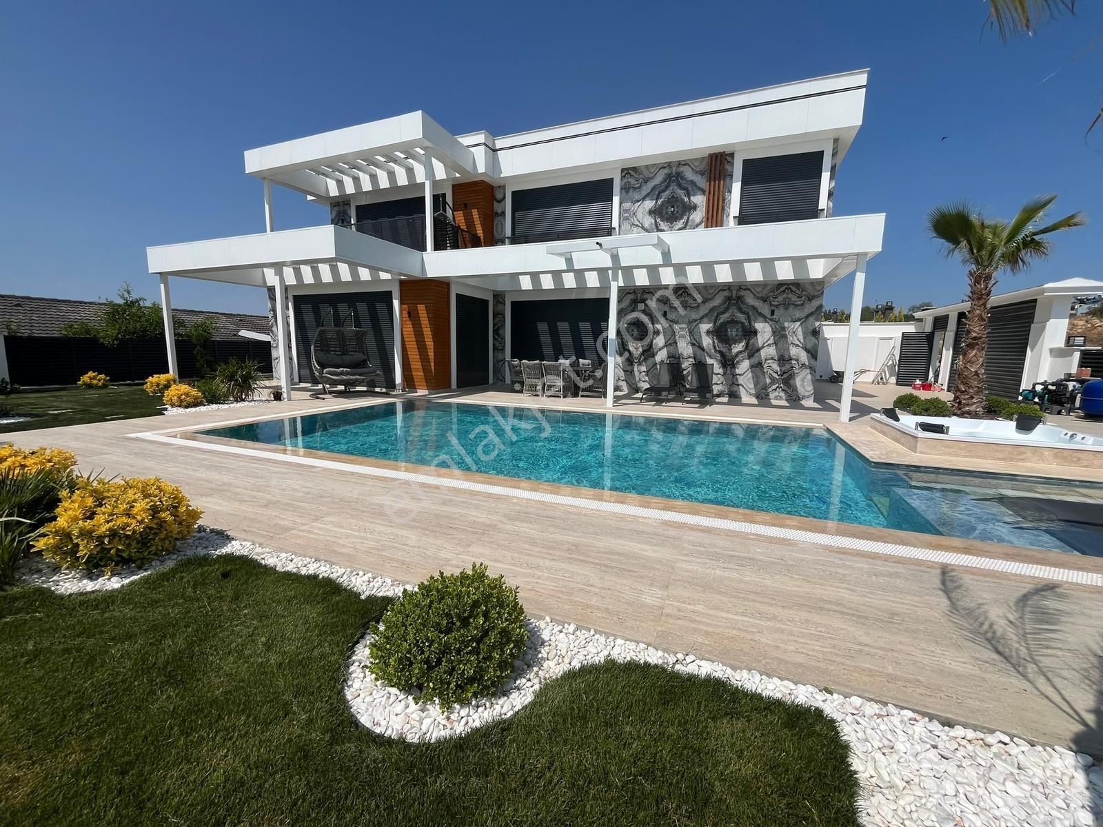 Didimde 656 M2 Arsa İçerisinde 4+1 Ful Eşyalı Havuzlu Hamamlı Saunalı Jakuzili Tam Müstalik Villa