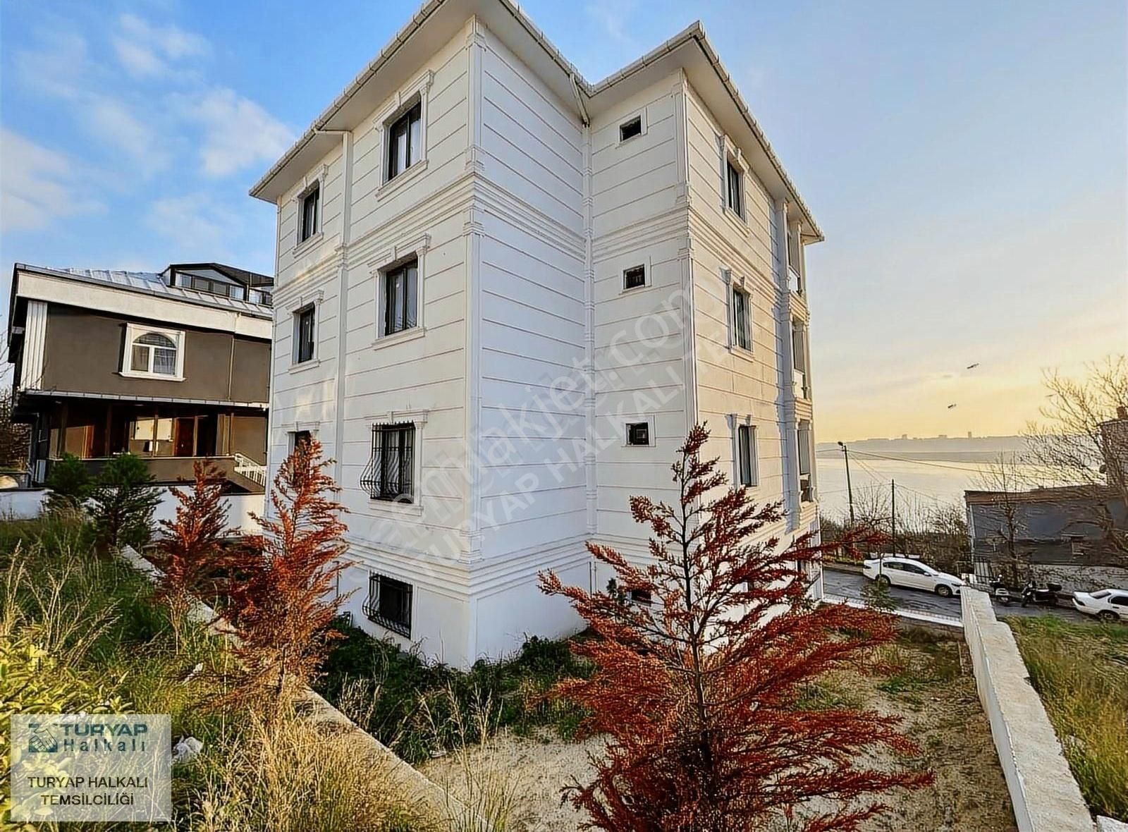 Yarımburgaz'da Göl Manzaralı, Otoparklı, 2+1 75m2 Satılık Daire