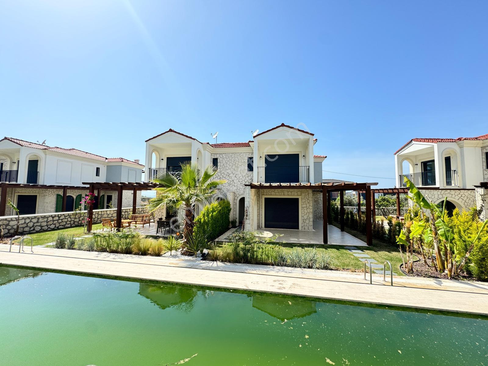 Kuşadası'nda Özel Tasarım Konsept Havuzlu Sitede Satılık Villa - Görsel 35