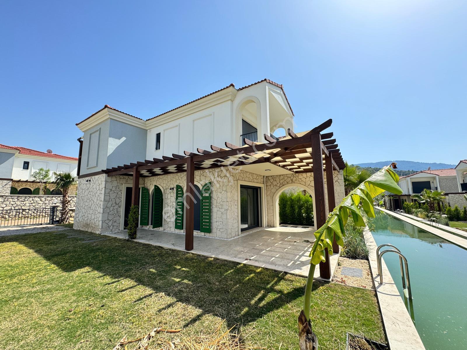 Kuşadası'nda Özel Tasarım Konsept Havuzlu Sitede Satılık Villa - Görsel 3