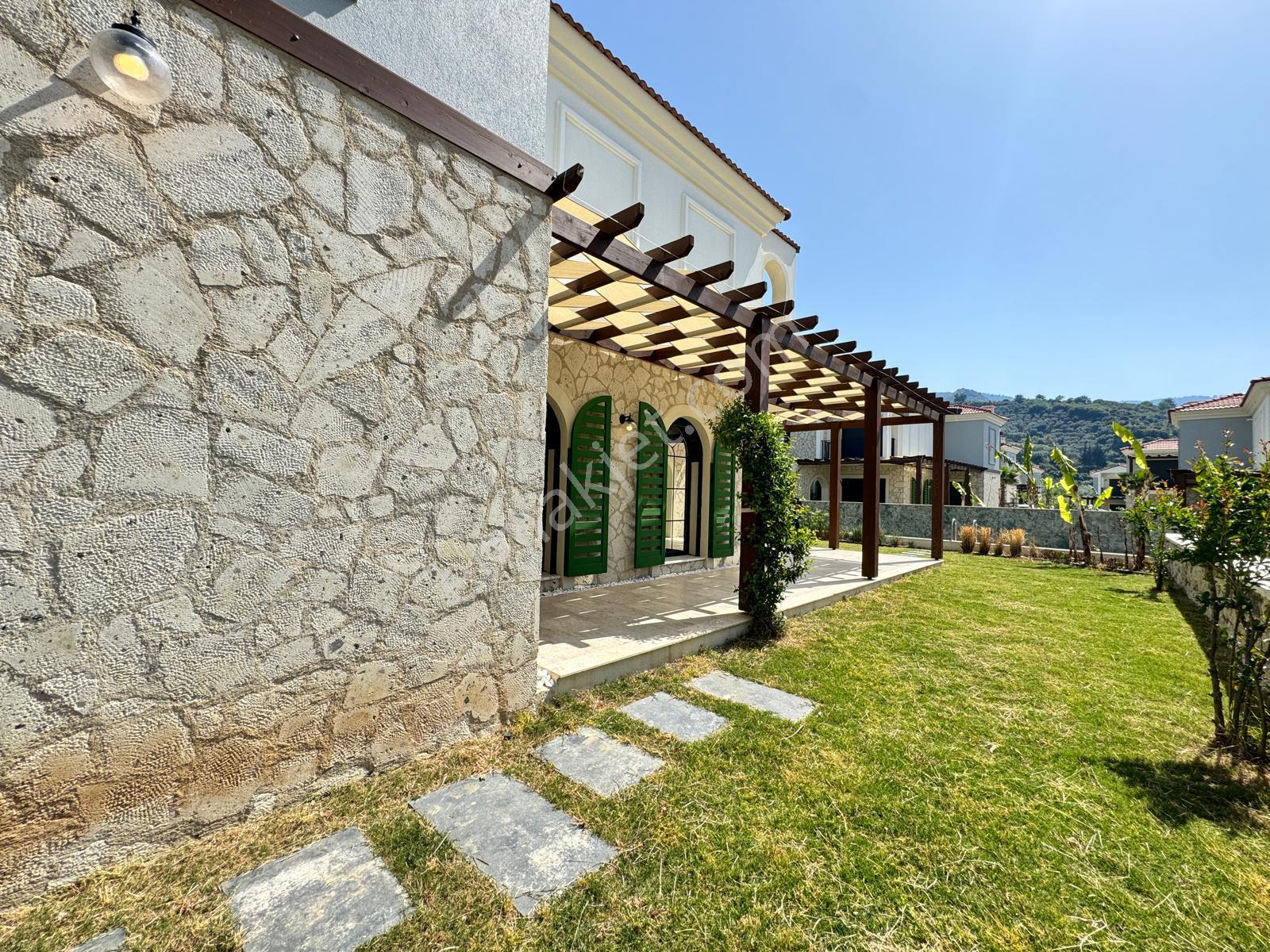 Kuşadası'nda Özel Tasarım Konsept Havuzlu Sitede Satılık Villa - Görsel 7