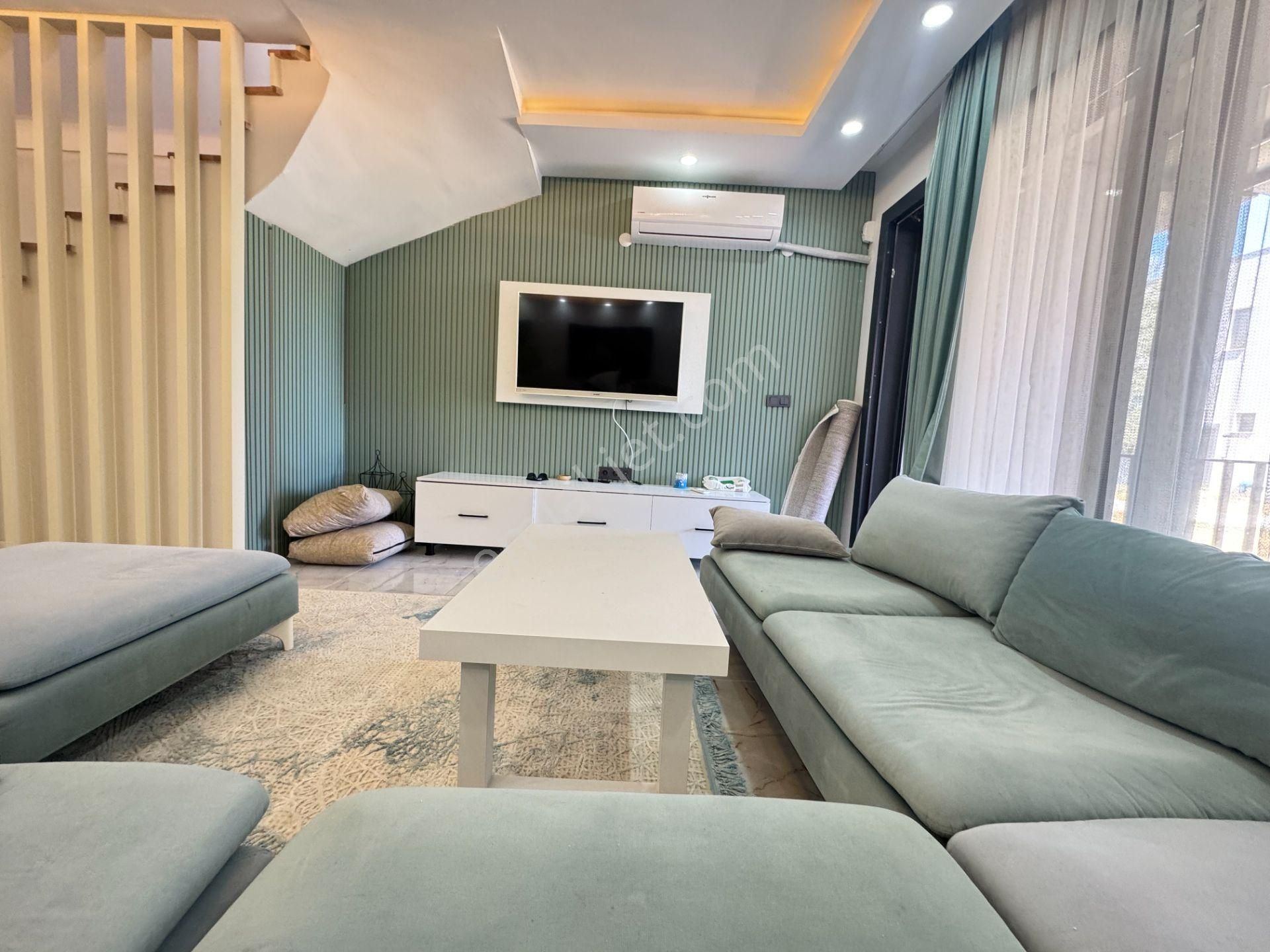Havuzlu Site İçi Satılık Lüks Tripleks Villa