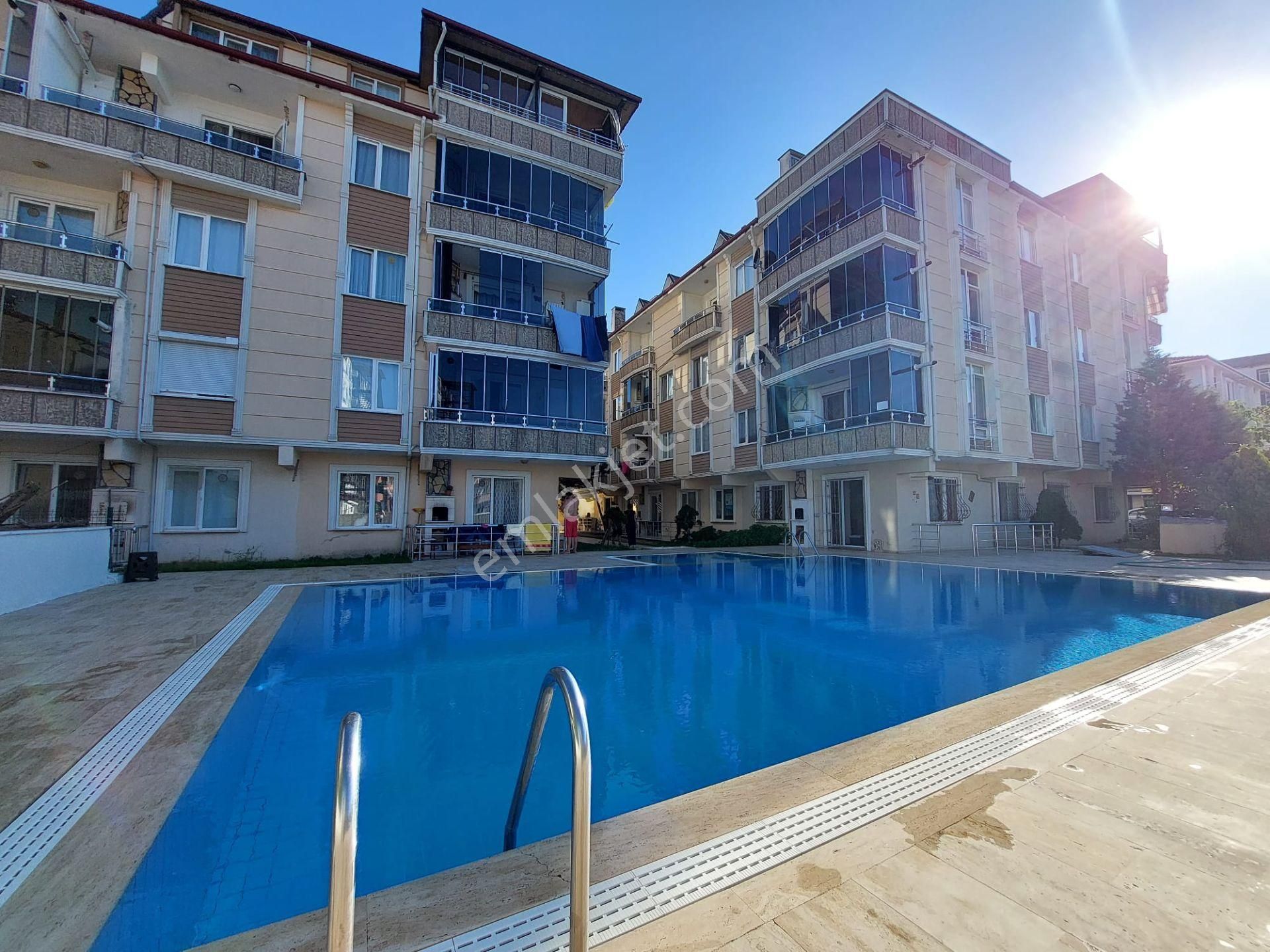 Merkezi Konumda Havuzlu Sitede Kombili Arakat Satılık 2+1