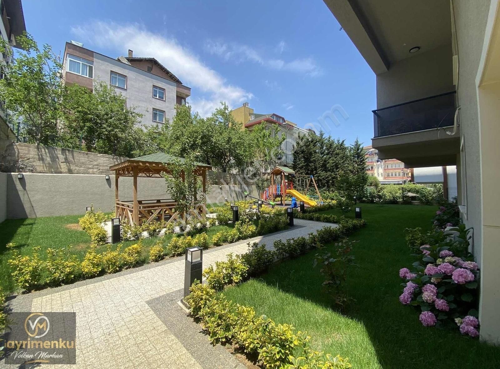 Çengelköy Bahçelievler 'de 3+1 Ara Kat Çift Balkon