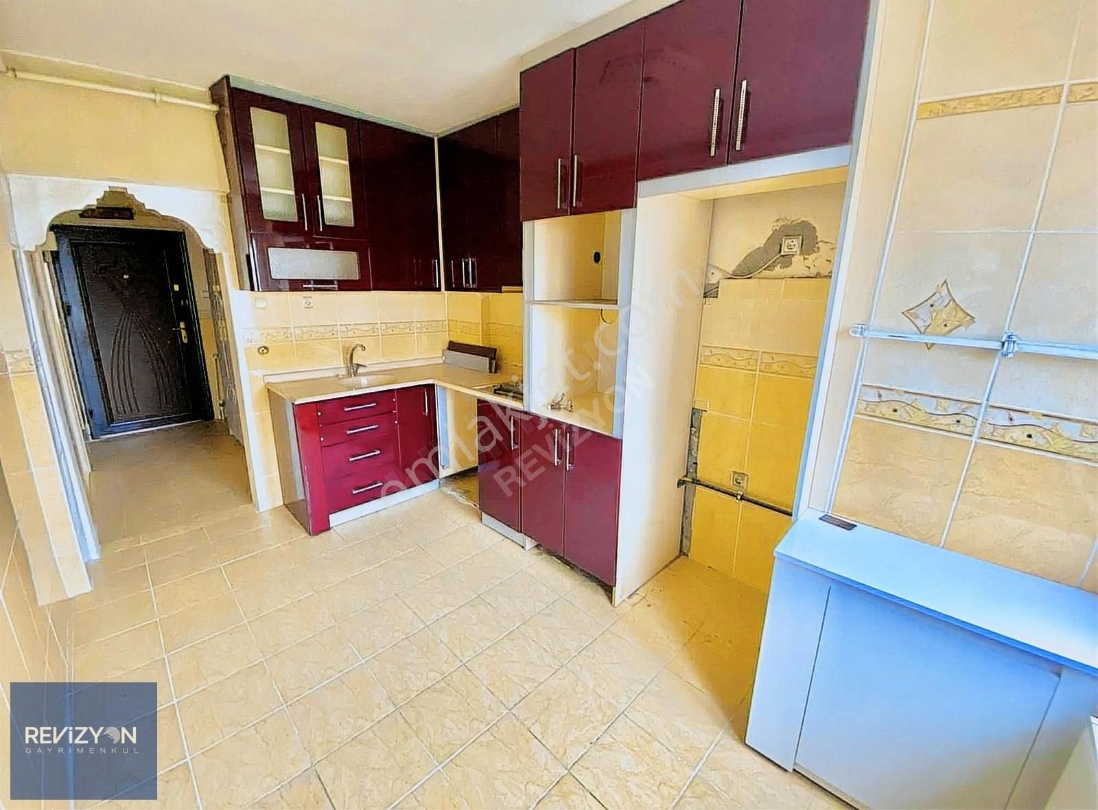 Pelitlibağ Mahallesinde Cadde Üzeri Kiralık 3+1 Daire
