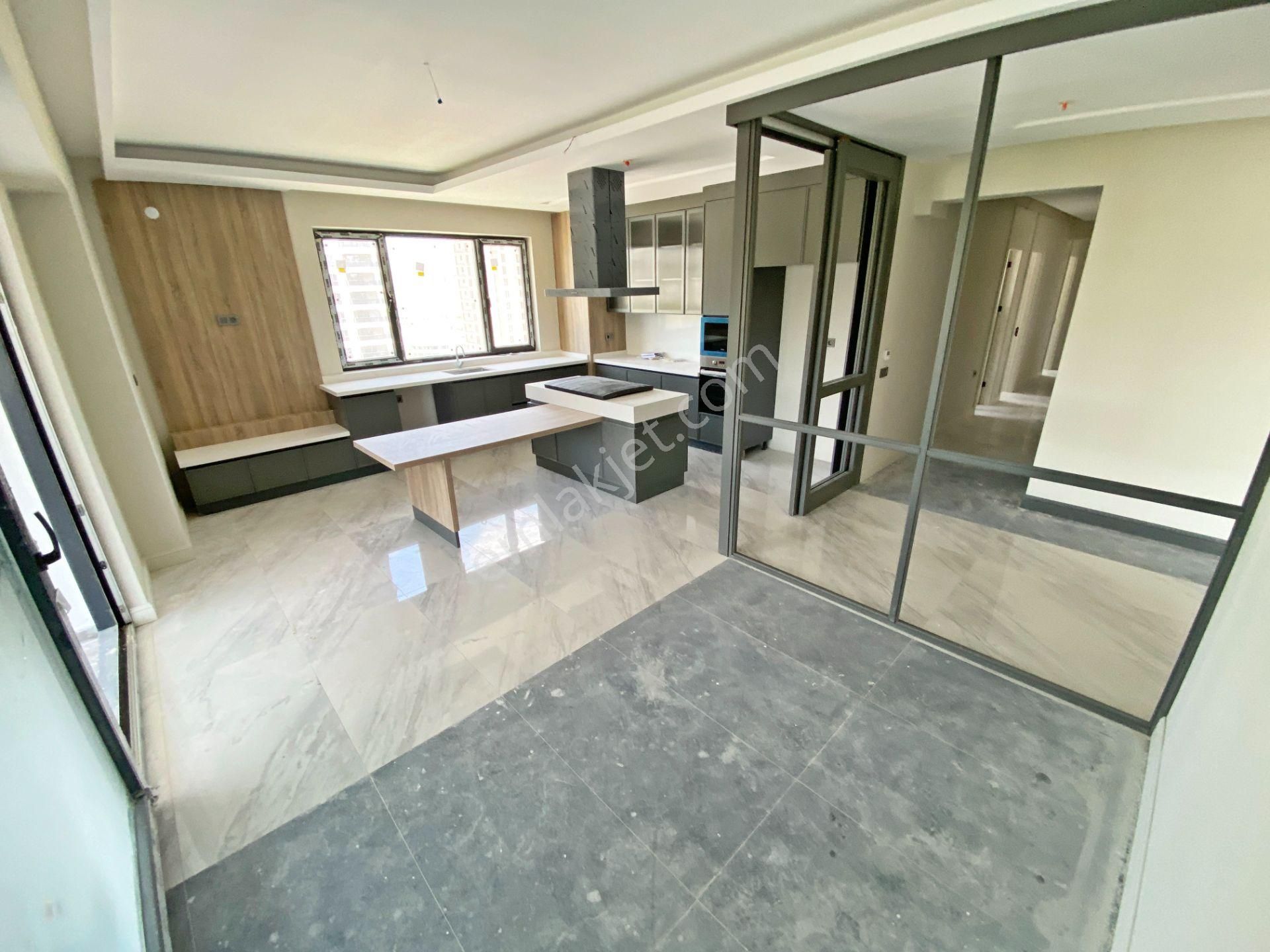 4+1 Ovacığın Göz Kamaştıran Projesi Bulvara Cephe Ada Mutfaklı - Görsel 5