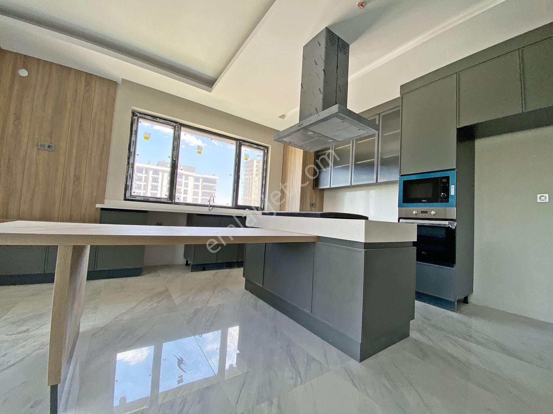 4+1 Ovacığın Göz Kamaştıran Projesi Bulvara Cephe Ada Mutfaklı - Görsel 4