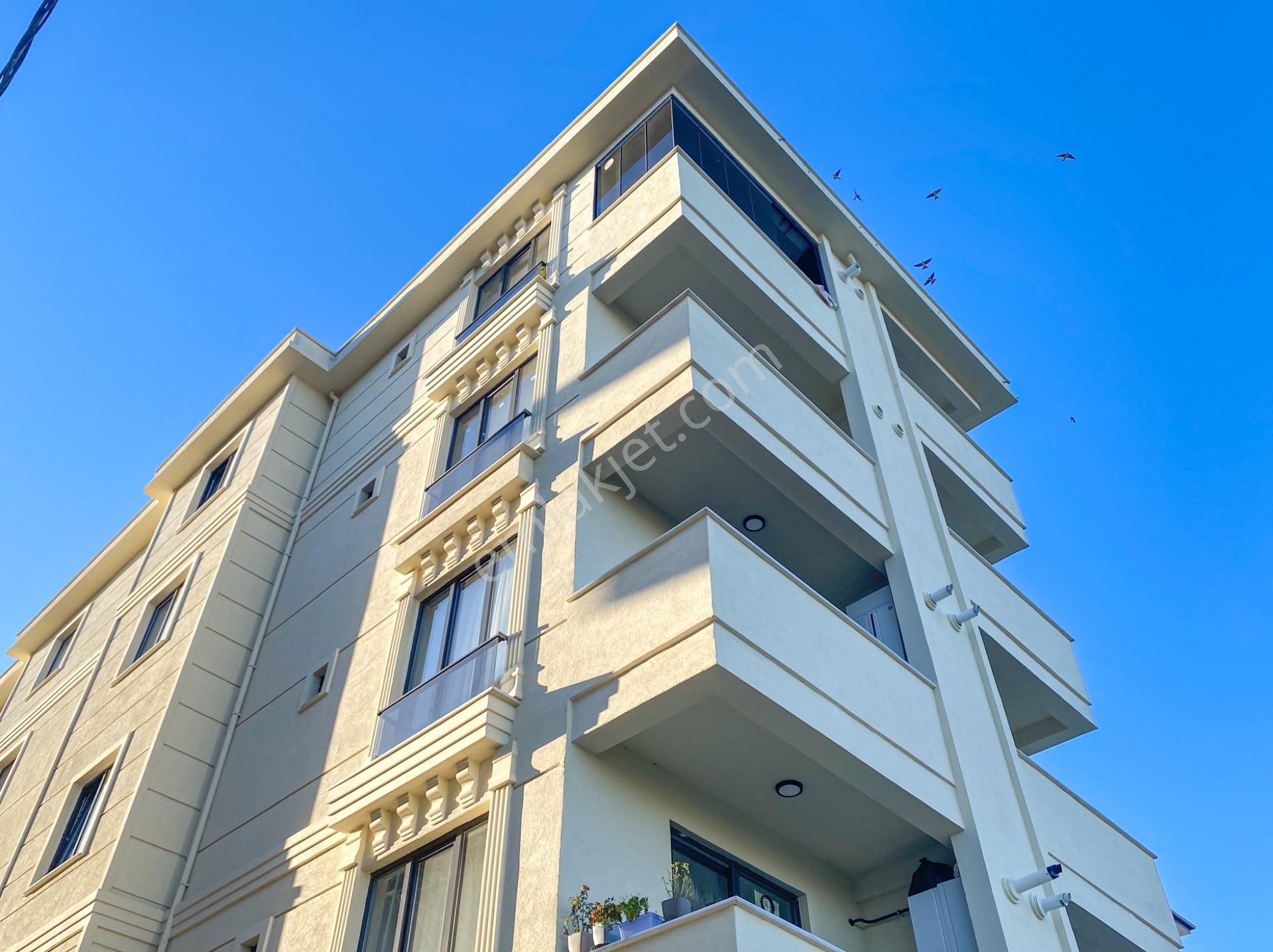 Merkezi Konumda Deniz Manzaralı Bahçeli Lüks 1+1 Satılık Daire
