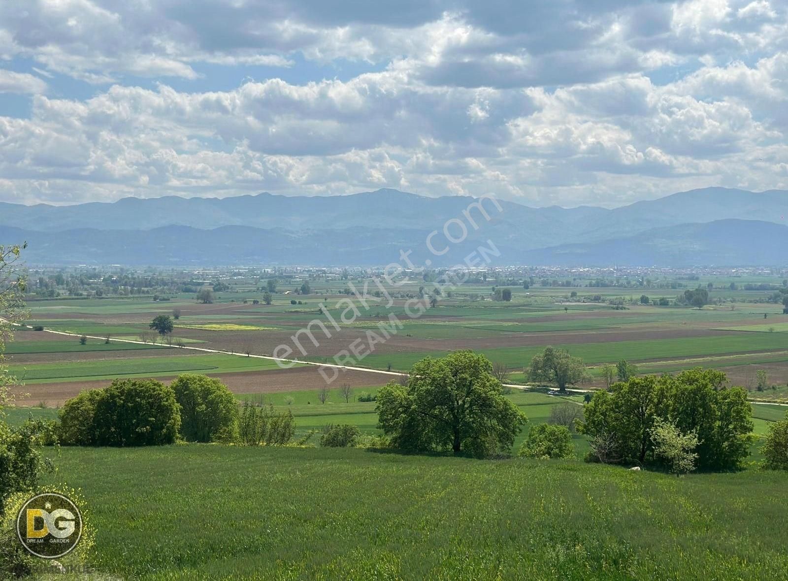 Bursa İnegöl Kozlucada Konumu Güzel Satılık Fırata Tarla 3700 M2