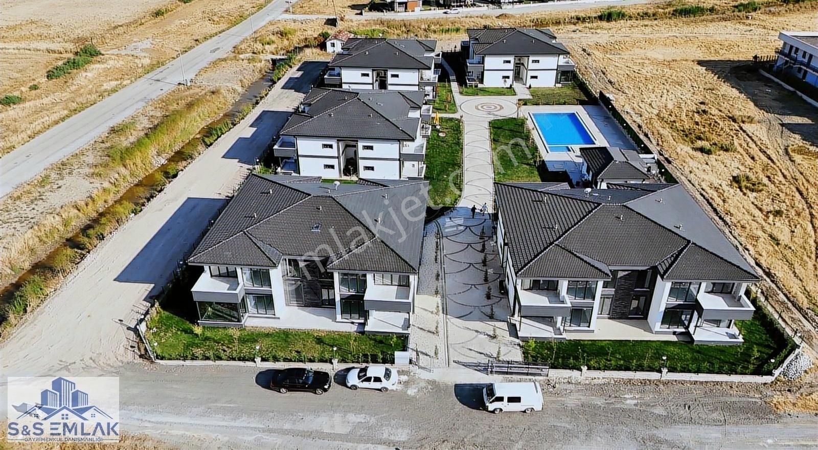 S&s Emlakdan Küçükköyde Havuzlu Site İçi 2+1 Sıfır Satılık Daire