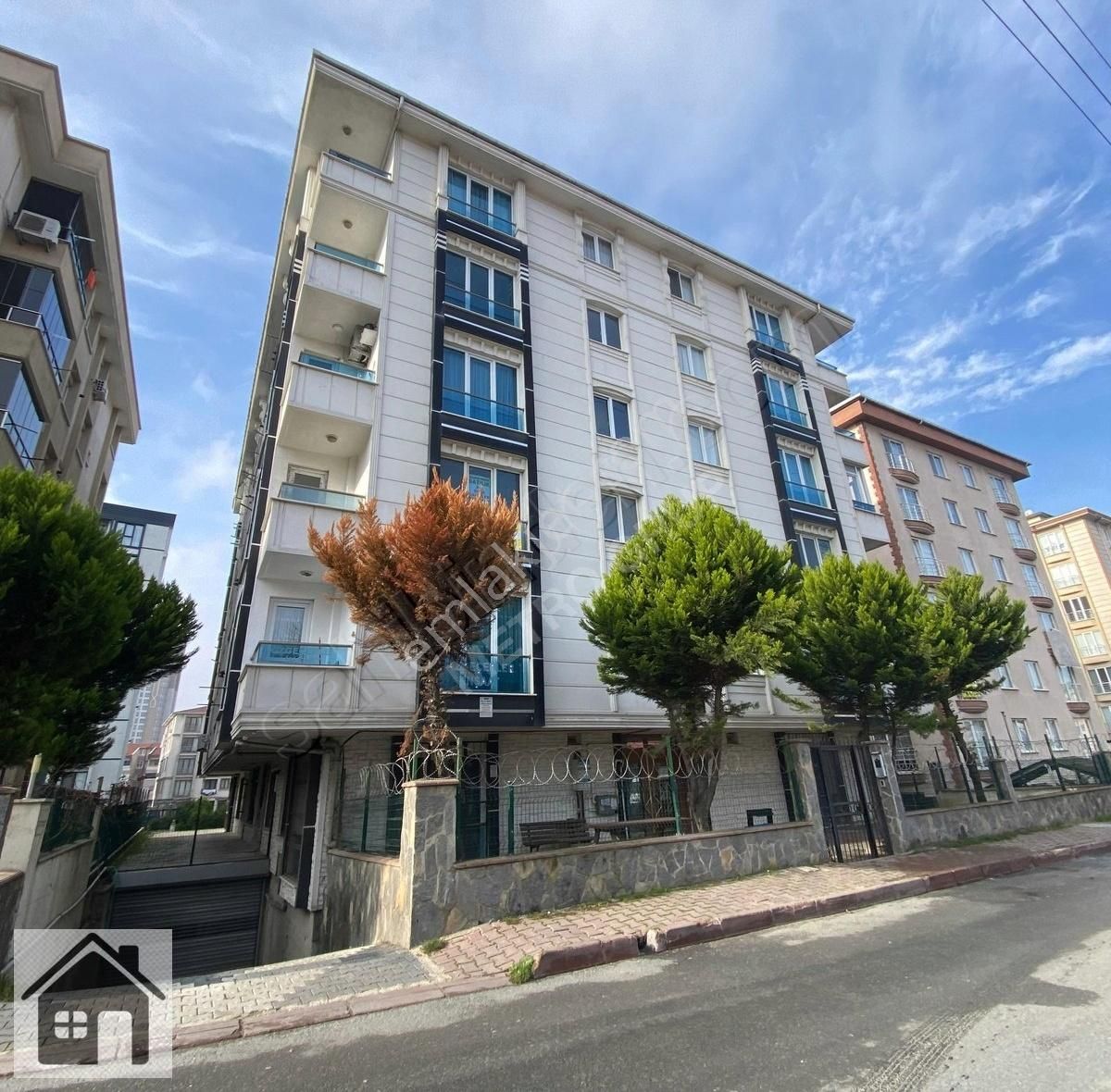Akevler Mahallesinde Aile Apartmanında Otoparklı 1+1 Kiralık