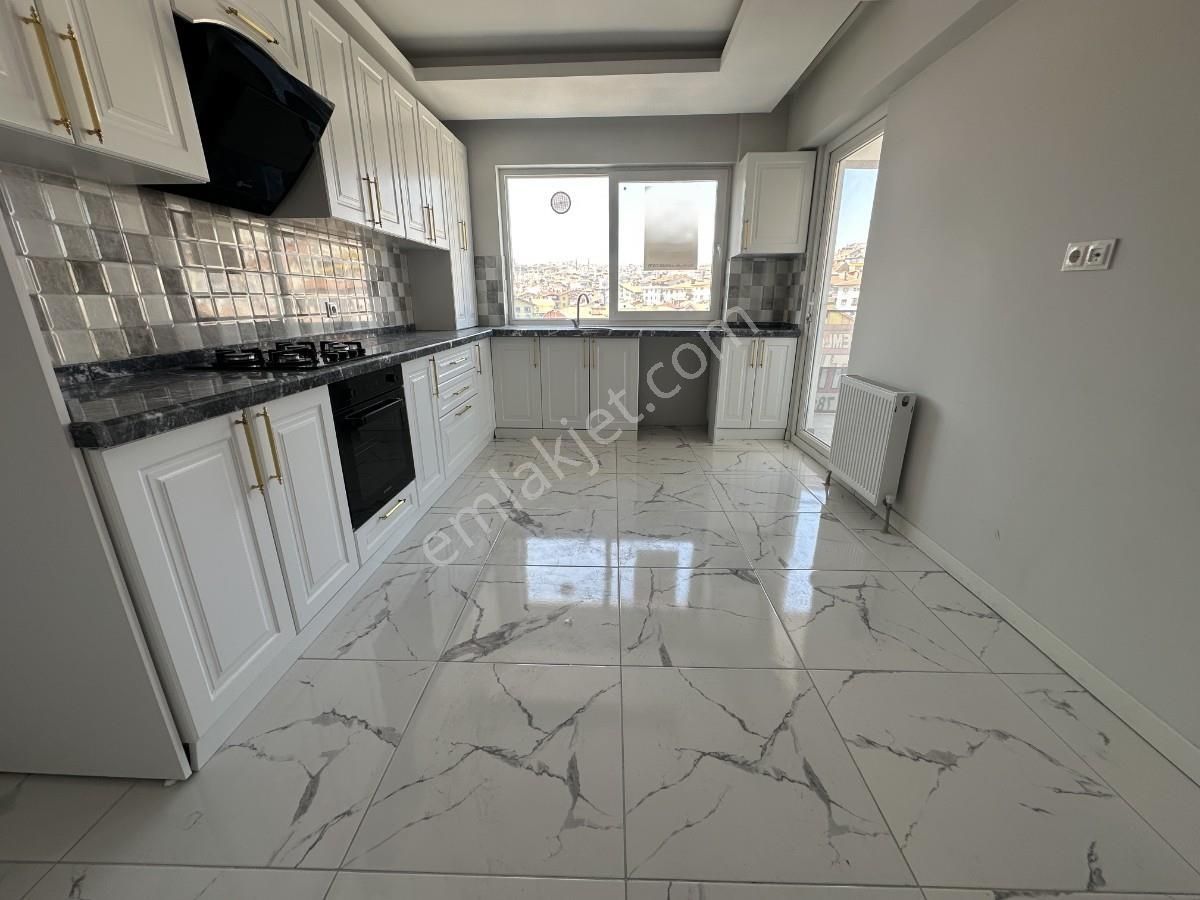 Turyaptan Kızlarpınar Cad Sitede 3+1 3.kat 136m2 K.otopark