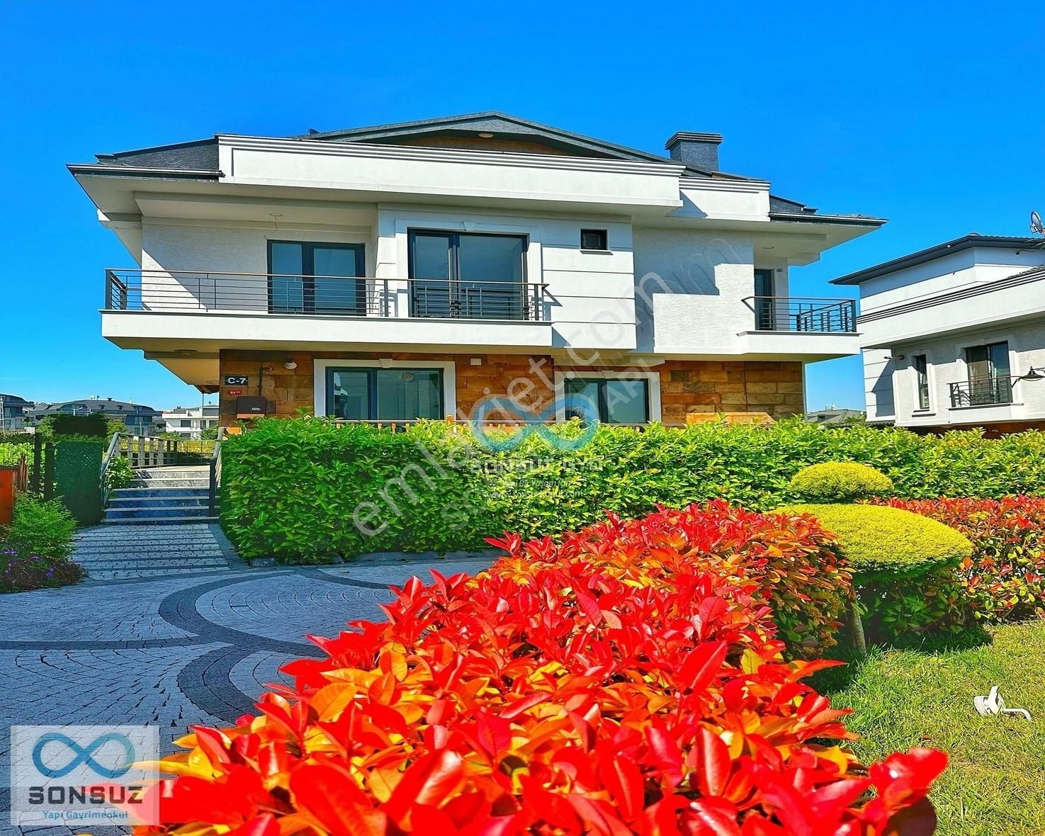 Sonsuz'dan Havuzlu Güvenlikli Site İçerisinde Lüks 7+2 Villa