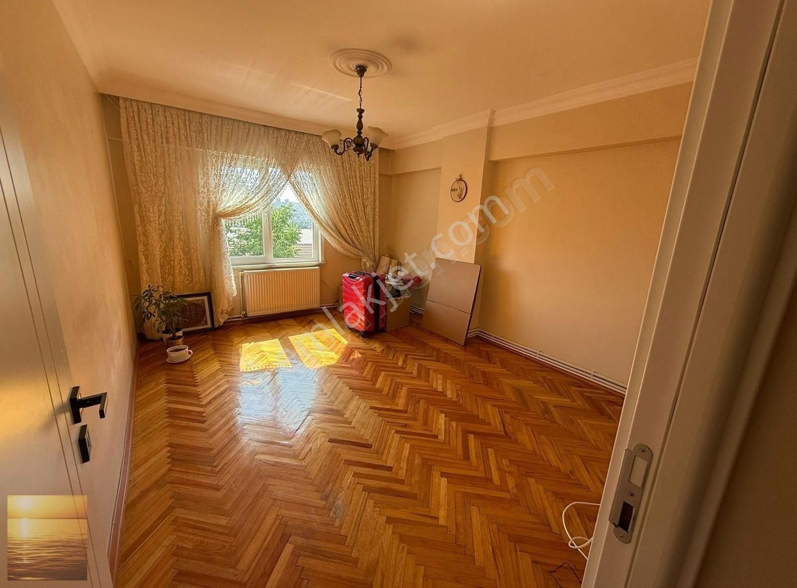 Metrobüse Çok Yakın Otoparlı, 3+1 Geniş Büyük Ferah Kiralık