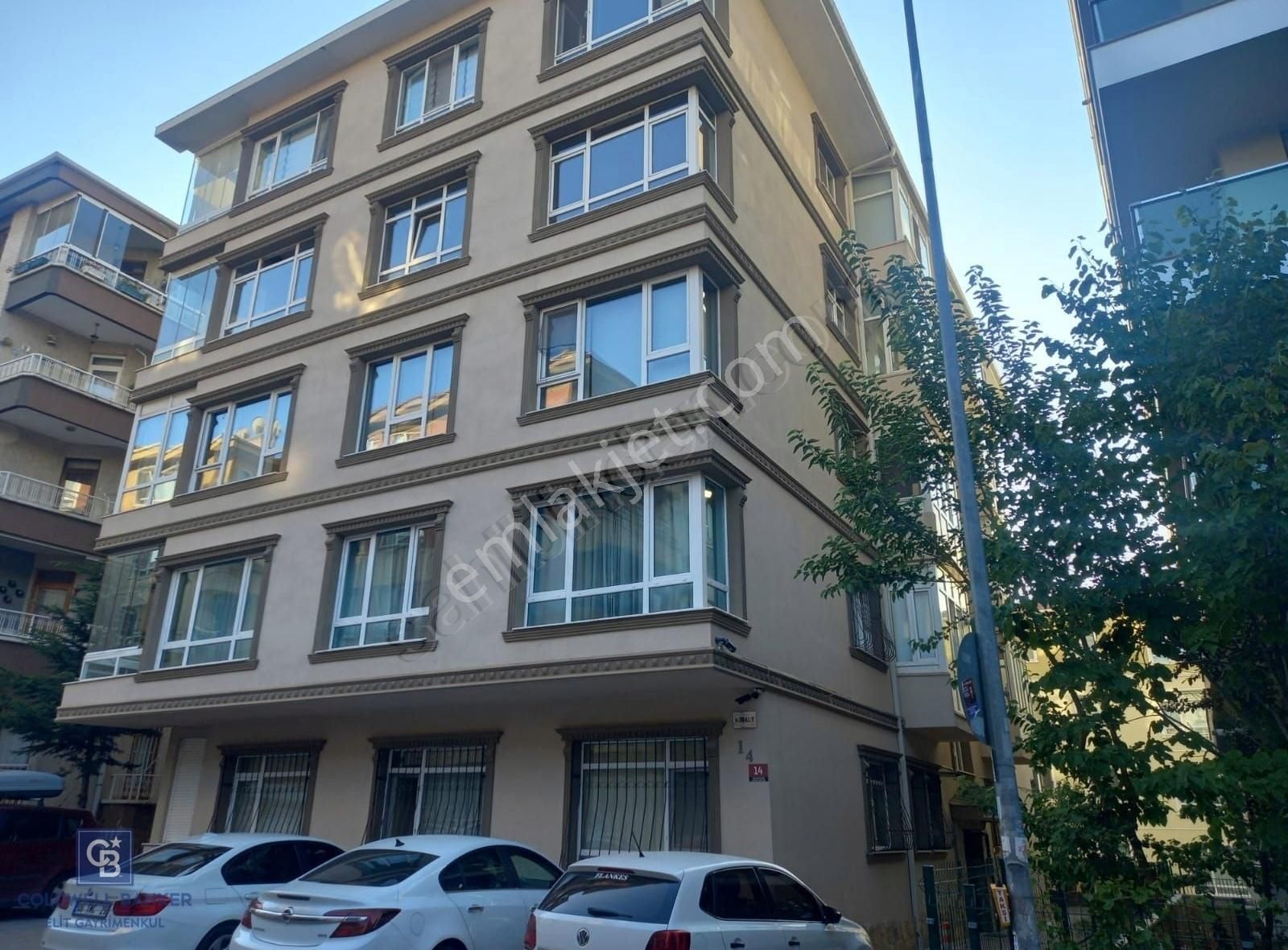 Maltepe Güzaltan Sokakta Satılık Giriş Kat Balkonlu 2+1 Daire