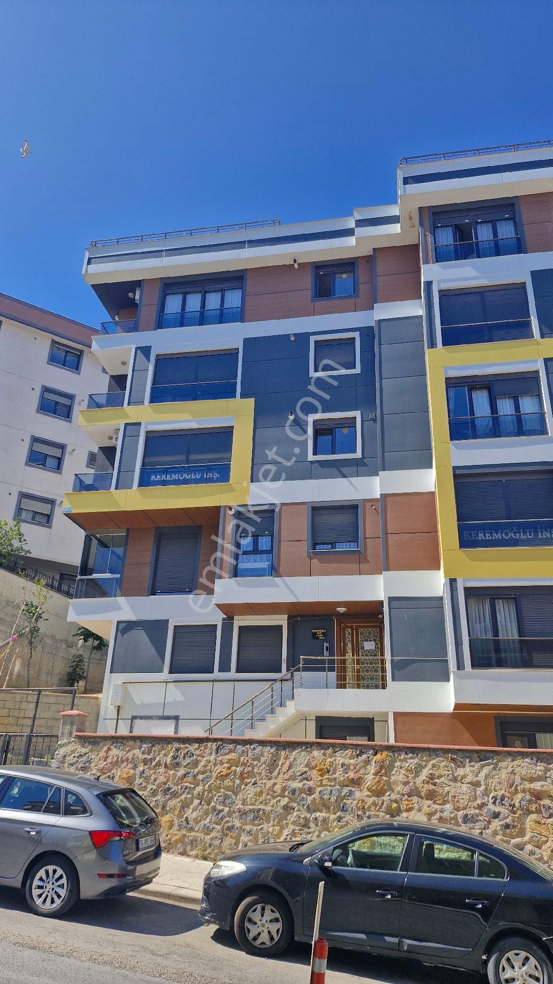 Acıbadem Zeametcaddesi Ūzerinde Genç Binada 3+1 Satılık