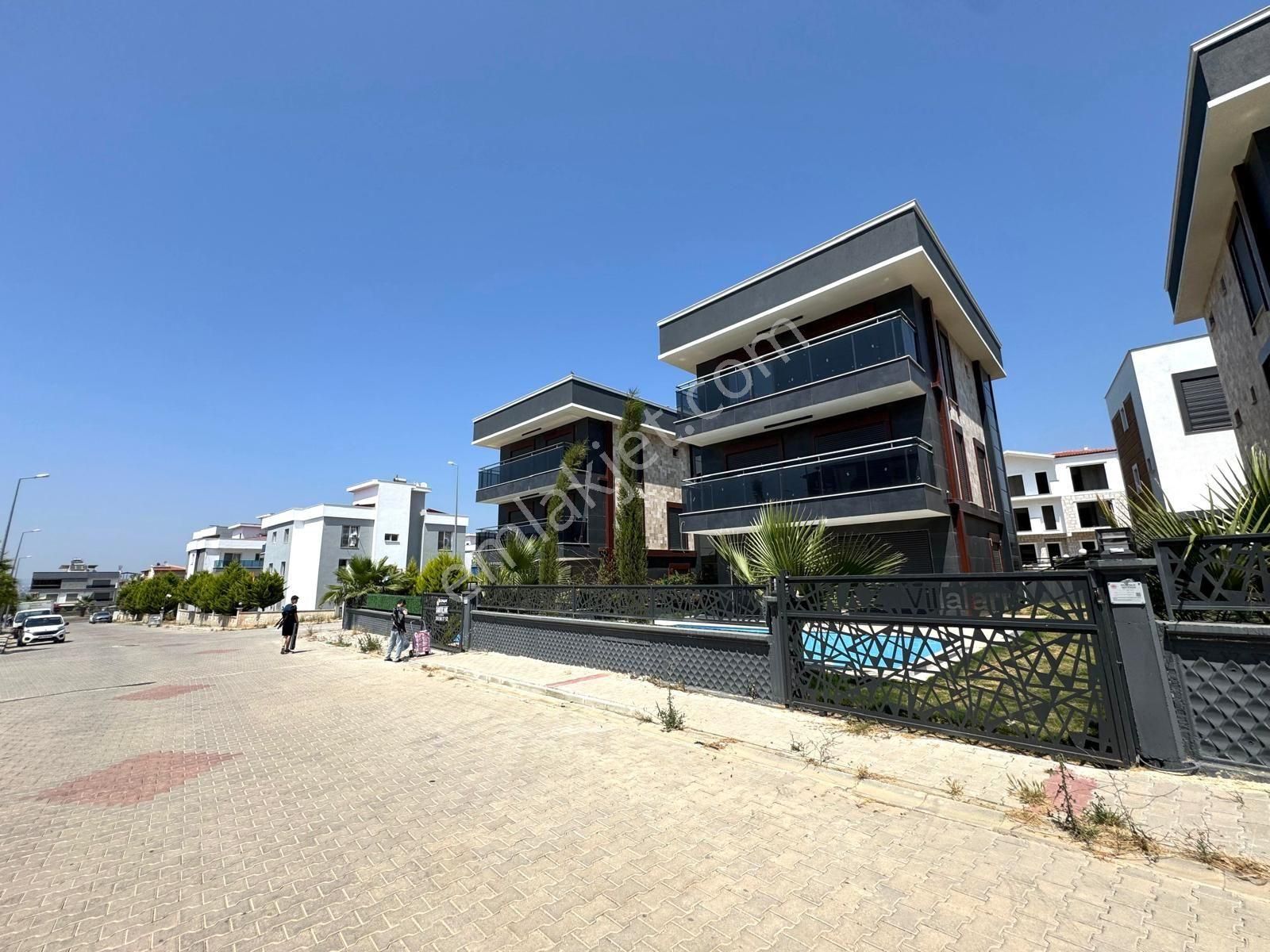 Kuşadası Davutlar'da 5+1 Özel Havuzlu 00 Satılık Villa